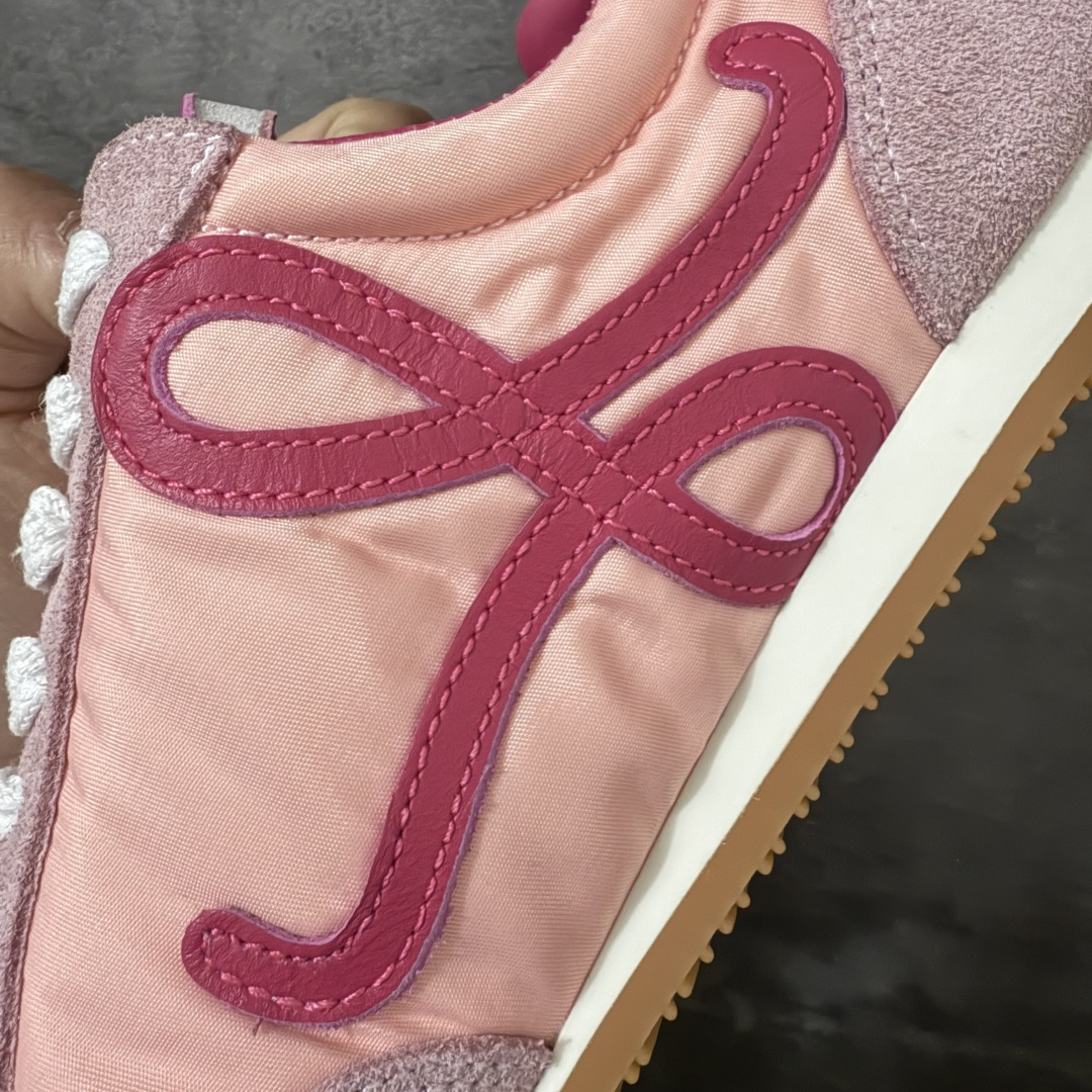 图片[6]-【YS纯原】顶级莞产 罗意威LOEWE 2025| Ballet Runner 2.0 新款芭蕾舞鞋 ✦ 原版不对称鞋头造型，LOEWE标志性设计 ✦超柔软轻便鞋底，波浪纹理橡胶外底延伸至鞋头 ✦升级柔软皮革内衬+鞋床，提供最大舒适感 ✦后跟3D注塑橡胶徽标，真皮+皮料混搭复古风格 ✦拼色拼接鞋面，隐藏式小内增高设计，新颖舒适 ✦进口麂皮/牛皮/原版布拼接，原版定制磨具组合大底 ✦零瑕疵工艺：无线头、无溢胶、无毛边 ✦原盒包装，杨幂等明星同款 尺码：35 36 37 38 39 40 41 42 43 44 45-选品中心