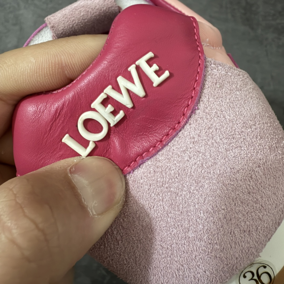 图片[2]-【YS纯原】顶级莞产 罗意威LOEWE 2025| Ballet Runner 2.0 新款芭蕾舞鞋 ✦ 原版不对称鞋头造型，LOEWE标志性设计 ✦超柔软轻便鞋底，波浪纹理橡胶外底延伸至鞋头 ✦升级柔软皮革内衬+鞋床，提供最大舒适感 ✦后跟3D注塑橡胶徽标，真皮+皮料混搭复古风格 ✦拼色拼接鞋面，隐藏式小内增高设计，新颖舒适 ✦进口麂皮/牛皮/原版布拼接，原版定制磨具组合大底 ✦零瑕疵工艺：无线头、无溢胶、无毛边 ✦原盒包装，杨幂等明星同款 尺码：35 36 37 38 39 40 41 42 43 44 45-选品中心