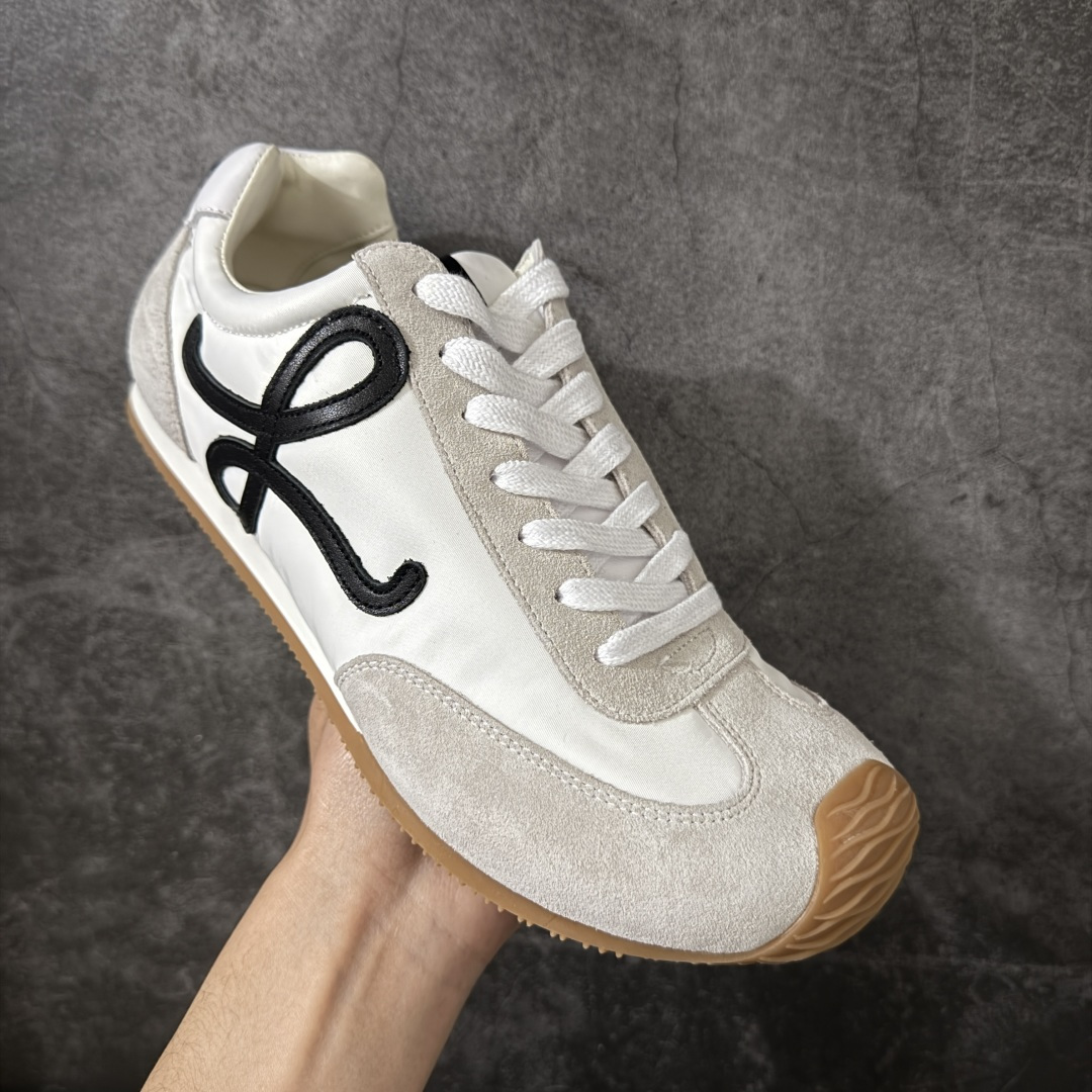 图片[3]-【YS纯原】顶级莞产 罗意威LOEWE 2025| Ballet Runner 2.0 新款芭蕾舞鞋 ✦ 原版不对称鞋头造型，LOEWE标志性设计 ✦超柔软轻便鞋底，波浪纹理橡胶外底延伸至鞋头 ✦升级柔软皮革内衬+鞋床，提供最大舒适感 ✦后跟3D注塑橡胶徽标，真皮+皮料混搭复古风格 ✦拼色拼接鞋面，隐藏式小内增高设计，新颖舒适 ✦进口麂皮/牛皮/原版布拼接，原版定制磨具组合大底 ✦零瑕疵工艺：无线头、无溢胶、无毛边 ✦原盒包装，杨幂等明星同款 尺码：35 36 37 38 39 40 41 42 43 44 45-选品中心