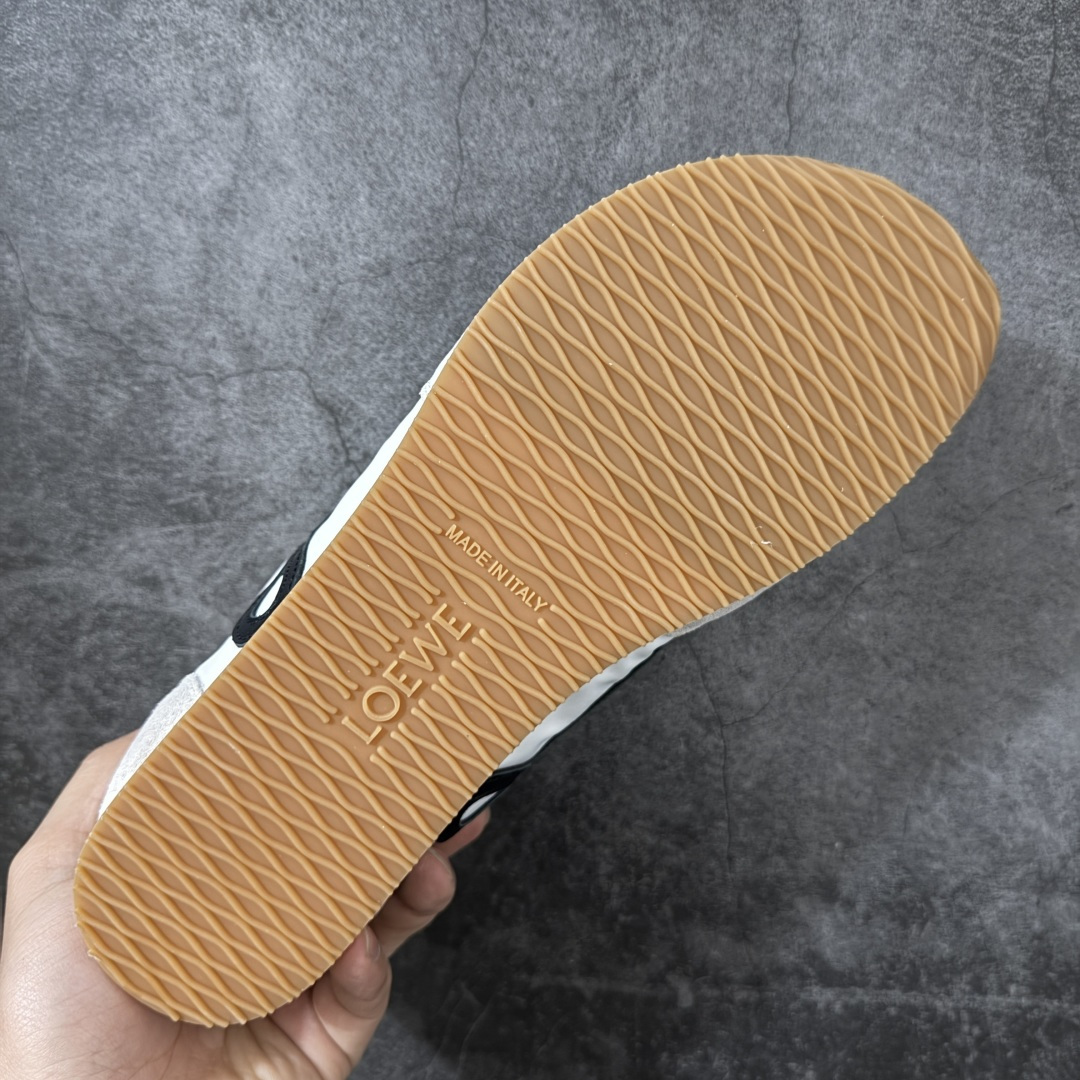 图片[9]-【YS纯原】顶级莞产 罗意威LOEWE 2025| Ballet Runner 2.0 新款芭蕾舞鞋 ✦ 原版不对称鞋头造型，LOEWE标志性设计 ✦超柔软轻便鞋底，波浪纹理橡胶外底延伸至鞋头 ✦升级柔软皮革内衬+鞋床，提供最大舒适感 ✦后跟3D注塑橡胶徽标，真皮+皮料混搭复古风格 ✦拼色拼接鞋面，隐藏式小内增高设计，新颖舒适 ✦进口麂皮/牛皮/原版布拼接，原版定制磨具组合大底 ✦零瑕疵工艺：无线头、无溢胶、无毛边 ✦原盒包装，杨幂等明星同款 尺码：35 36 37 38 39 40 41 42 43 44 45-选品中心