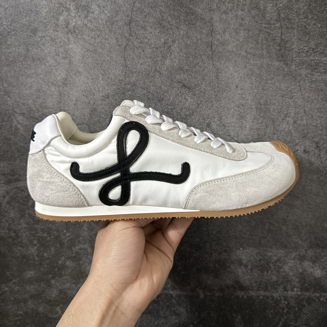 【YS纯原】顶级莞产 罗意威LOEWE 2025| Ballet Runner 2.0 新款芭蕾舞鞋 ✦ 原版不对称鞋头造型，LOEWE标志性设计 ✦超柔软轻便鞋底，波浪纹理橡胶外底延伸至鞋头 ✦升级柔软皮革内衬+鞋床，提供最大舒适感 ✦后跟3D注塑橡胶徽标，真皮+皮料混搭复古风格 ✦拼色拼接鞋面，隐藏式小内增高设计，新颖舒适 ✦进口麂皮/牛皮/原版布拼接，原版定制磨具组合大底 ✦零瑕疵工艺：无线头、无溢胶、无毛边 ✦原盒包装，杨幂等明星同款 尺码：35 36 37 38 39 40 41 42 43 44 45-选品中心