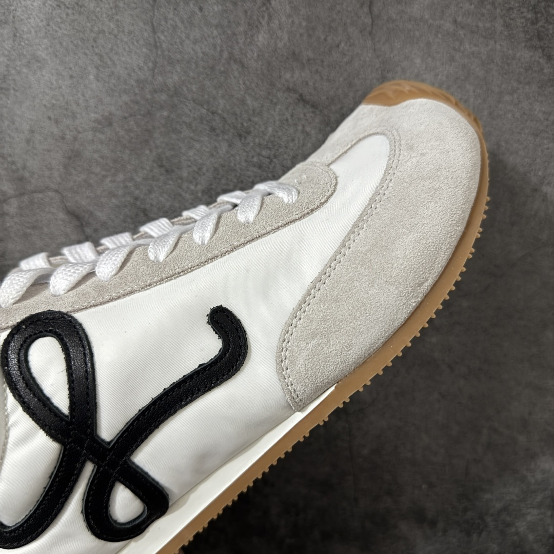 图片[6]-【YS纯原】顶级莞产 罗意威LOEWE 2025| Ballet Runner 2.0 新款芭蕾舞鞋 ✦ 原版不对称鞋头造型，LOEWE标志性设计 ✦超柔软轻便鞋底，波浪纹理橡胶外底延伸至鞋头 ✦升级柔软皮革内衬+鞋床，提供最大舒适感 ✦后跟3D注塑橡胶徽标，真皮+皮料混搭复古风格 ✦拼色拼接鞋面，隐藏式小内增高设计，新颖舒适 ✦进口麂皮/牛皮/原版布拼接，原版定制磨具组合大底 ✦零瑕疵工艺：无线头、无溢胶、无毛边 ✦原盒包装，杨幂等明星同款 尺码：35 36 37 38 39 40 41 42 43 44 45-选品中心