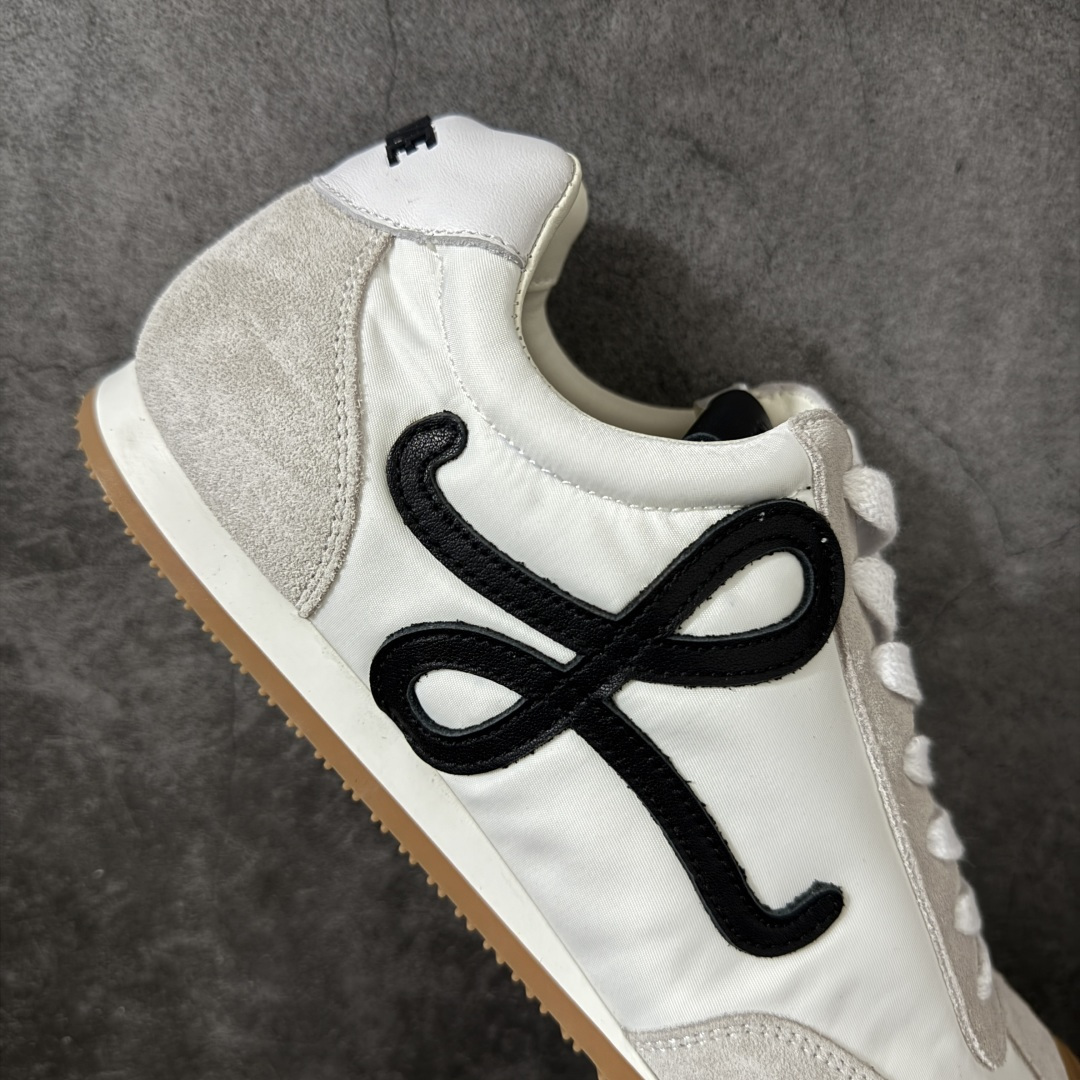 图片[7]-【YS纯原】顶级莞产 罗意威LOEWE 2025| Ballet Runner 2.0 新款芭蕾舞鞋 ✦ 原版不对称鞋头造型，LOEWE标志性设计 ✦超柔软轻便鞋底，波浪纹理橡胶外底延伸至鞋头 ✦升级柔软皮革内衬+鞋床，提供最大舒适感 ✦后跟3D注塑橡胶徽标，真皮+皮料混搭复古风格 ✦拼色拼接鞋面，隐藏式小内增高设计，新颖舒适 ✦进口麂皮/牛皮/原版布拼接，原版定制磨具组合大底 ✦零瑕疵工艺：无线头、无溢胶、无毛边 ✦原盒包装，杨幂等明星同款 尺码：35 36 37 38 39 40 41 42 43 44 45-选品中心