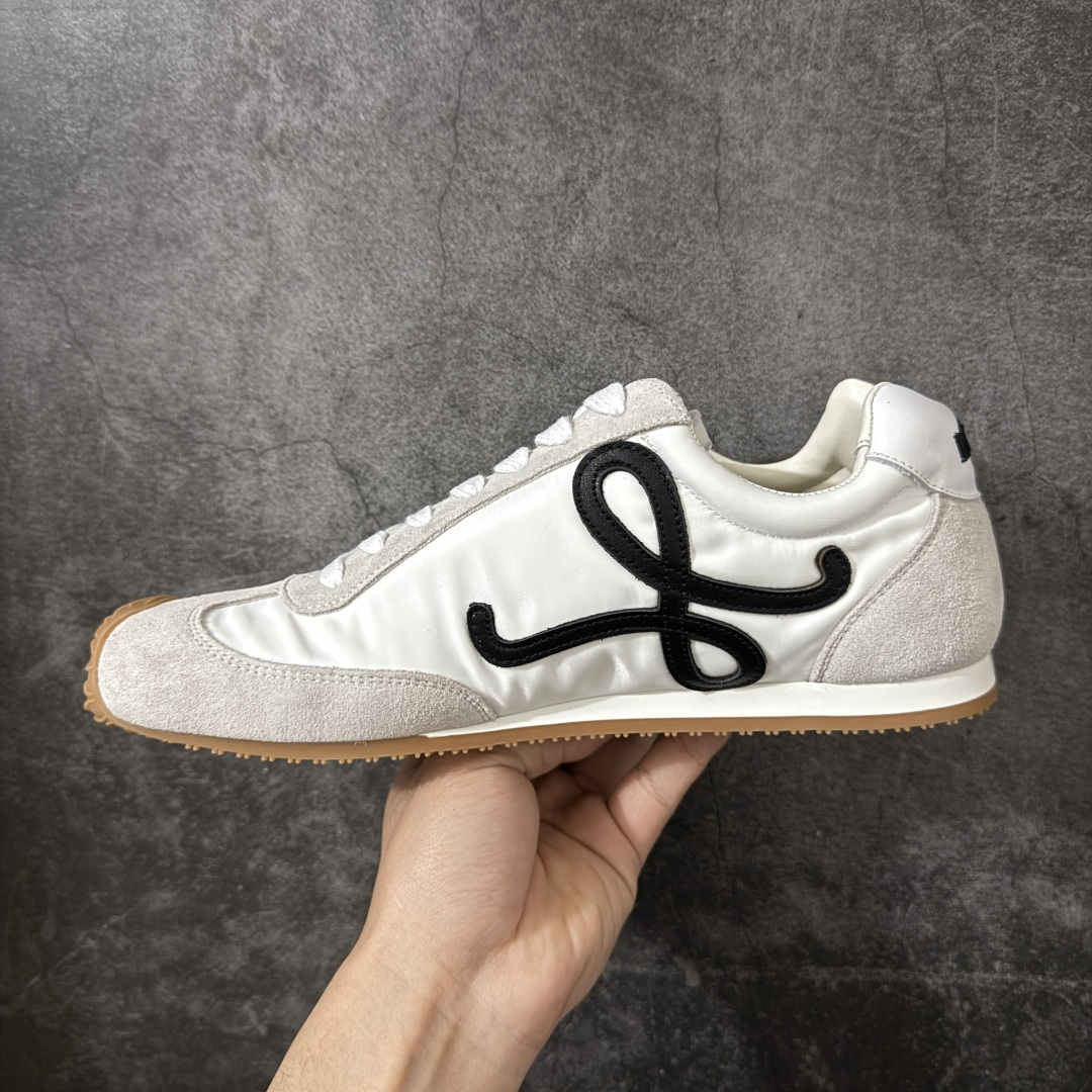 图片[2]-【YS纯原】顶级莞产 罗意威LOEWE 2025| Ballet Runner 2.0 新款芭蕾舞鞋 ✦ 原版不对称鞋头造型，LOEWE标志性设计 ✦超柔软轻便鞋底，波浪纹理橡胶外底延伸至鞋头 ✦升级柔软皮革内衬+鞋床，提供最大舒适感 ✦后跟3D注塑橡胶徽标，真皮+皮料混搭复古风格 ✦拼色拼接鞋面，隐藏式小内增高设计，新颖舒适 ✦进口麂皮/牛皮/原版布拼接，原版定制磨具组合大底 ✦零瑕疵工艺：无线头、无溢胶、无毛边 ✦原盒包装，杨幂等明星同款 尺码：35 36 37 38 39 40 41 42 43 44 45-选品中心