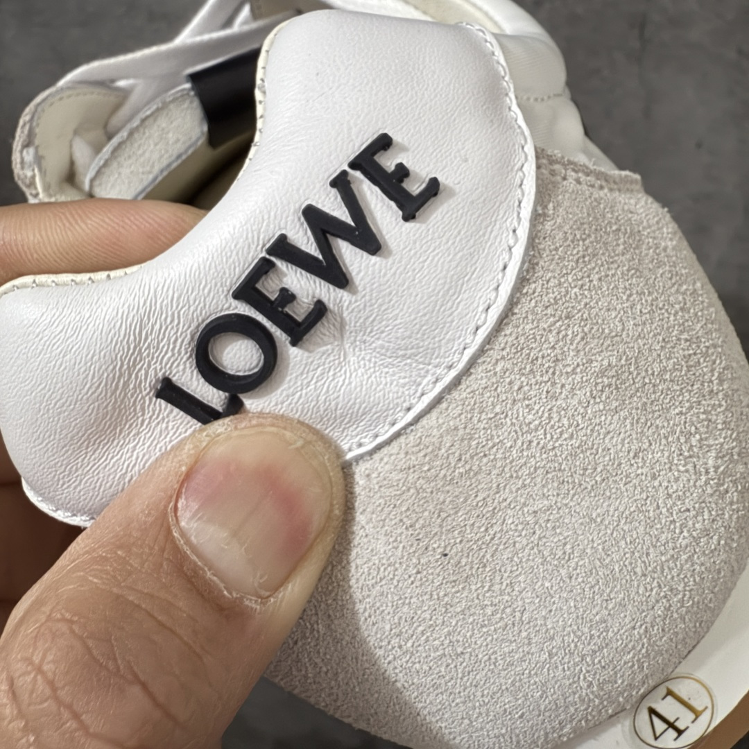 图片[2]-【YS纯原】顶级莞产 罗意威LOEWE 2025| Ballet Runner 2.0 新款芭蕾舞鞋 ✦ 原版不对称鞋头造型，LOEWE标志性设计 ✦超柔软轻便鞋底，波浪纹理橡胶外底延伸至鞋头 ✦升级柔软皮革内衬+鞋床，提供最大舒适感 ✦后跟3D注塑橡胶徽标，真皮+皮料混搭复古风格 ✦拼色拼接鞋面，隐藏式小内增高设计，新颖舒适 ✦进口麂皮/牛皮/原版布拼接，原版定制磨具组合大底 ✦零瑕疵工艺：无线头、无溢胶、无毛边 ✦原盒包装，杨幂等明星同款 尺码：35 36 37 38 39 40 41 42 43 44 45-选品中心