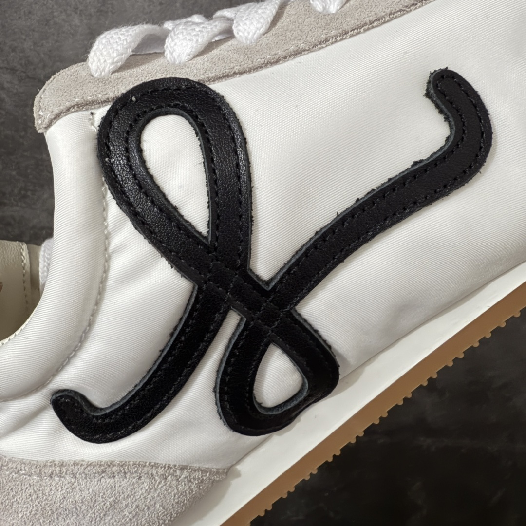 图片[3]-【YS纯原】顶级莞产 罗意威LOEWE 2025| Ballet Runner 2.0 新款芭蕾舞鞋 ✦ 原版不对称鞋头造型，LOEWE标志性设计 ✦超柔软轻便鞋底，波浪纹理橡胶外底延伸至鞋头 ✦升级柔软皮革内衬+鞋床，提供最大舒适感 ✦后跟3D注塑橡胶徽标，真皮+皮料混搭复古风格 ✦拼色拼接鞋面，隐藏式小内增高设计，新颖舒适 ✦进口麂皮/牛皮/原版布拼接，原版定制磨具组合大底 ✦零瑕疵工艺：无线头、无溢胶、无毛边 ✦原盒包装，杨幂等明星同款 尺码：35 36 37 38 39 40 41 42 43 44 45-选品中心