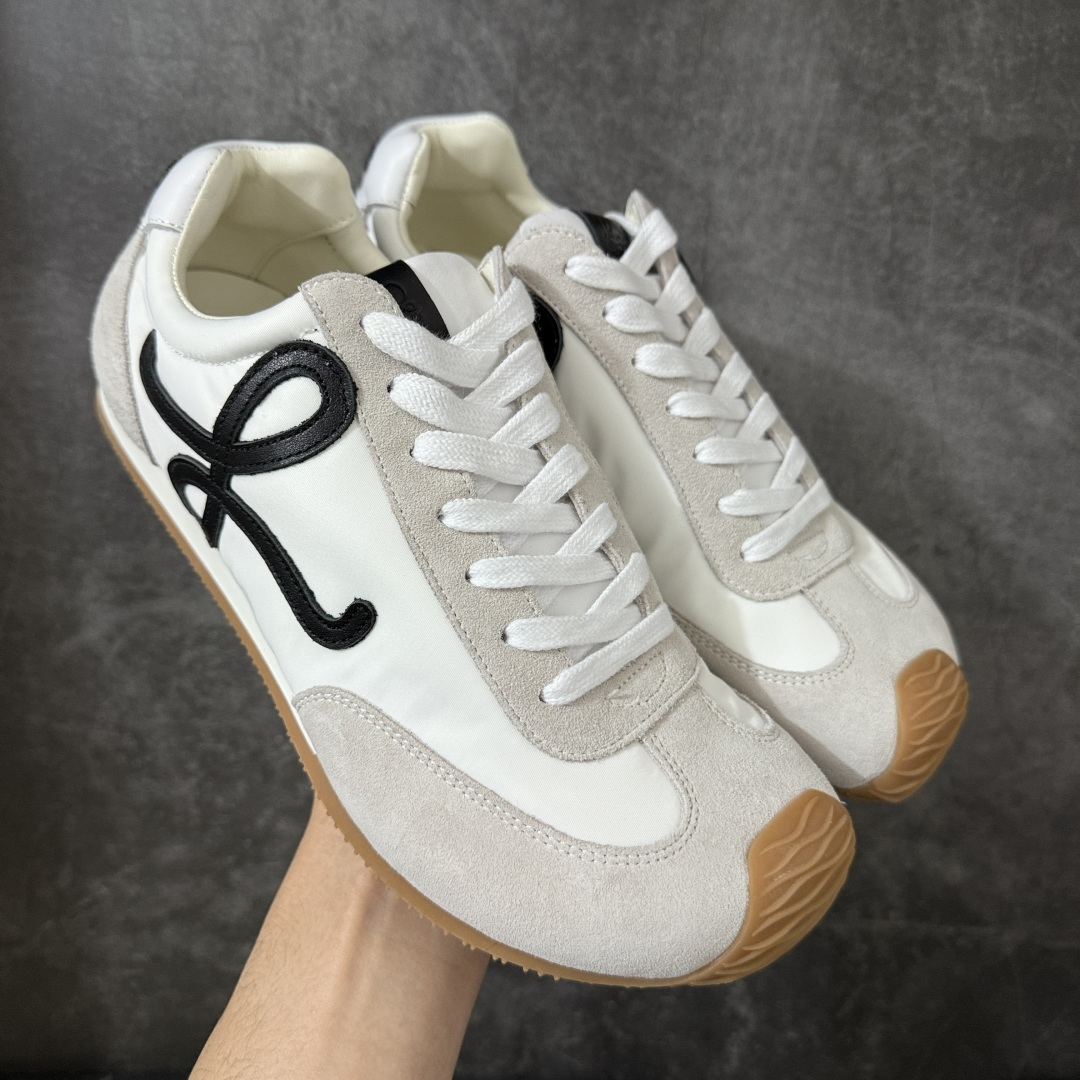 【YS纯原】顶级莞产 罗意威LOEWE 2025| Ballet Runner 2.0 新款芭蕾舞鞋 ✦ 原版不对称鞋头造型，LOEWE标志性设计 ✦超柔软轻便鞋底，波浪纹理橡胶外底延伸至鞋头 ✦升级柔软皮革内衬+鞋床，提供最大舒适感 ✦后跟3D注塑橡胶徽标，真皮+皮料混搭复古风格 ✦拼色拼接鞋面，隐藏式小内增高设计，新颖舒适 ✦进口麂皮/牛皮/原版布拼接，原版定制磨具组合大底 ✦零瑕疵工艺：无线头、无溢胶、无毛边 ✦原盒包装，杨幂等明星同款 尺码：35 36 37 38 39 40 41 42 43 44 45-选品中心