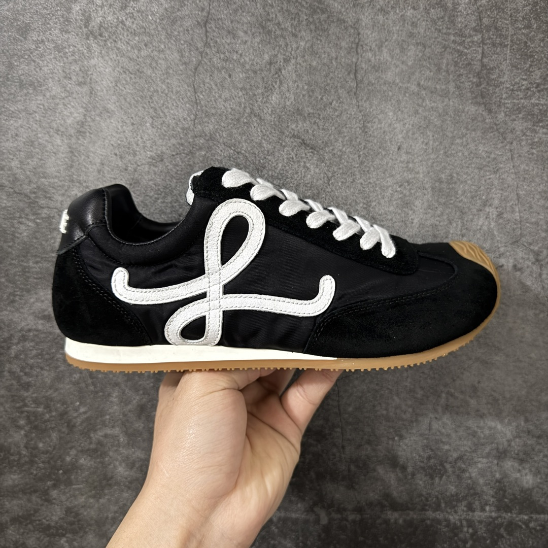 【YS纯原】顶级莞产 罗意威LOEWE 2025| Ballet Runner 2.0 新款芭蕾舞鞋 ✦ 原版不对称鞋头造型，LOEWE标志性设计 ✦超柔软轻便鞋底，波浪纹理橡胶外底延伸至鞋头 ✦升级柔软皮革内衬+鞋床，提供最大舒适感 ✦后跟3D注塑橡胶徽标，真皮+皮料混搭复古风格 ✦拼色拼接鞋面，隐藏式小内增高设计，新颖舒适 ✦进口麂皮/牛皮/原版布拼接，原版定制磨具组合大底 ✦零瑕疵工艺：无线头、无溢胶、无毛边 ✦原盒包装，杨幂等明星同款 尺码：35 36 37 38 39 40 41 42 43 44 45-选品中心