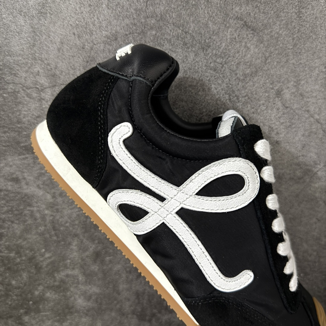 图片[7]-【YS纯原】顶级莞产 罗意威LOEWE 2025| Ballet Runner 2.0 新款芭蕾舞鞋 ✦ 原版不对称鞋头造型，LOEWE标志性设计 ✦超柔软轻便鞋底，波浪纹理橡胶外底延伸至鞋头 ✦升级柔软皮革内衬+鞋床，提供最大舒适感 ✦后跟3D注塑橡胶徽标，真皮+皮料混搭复古风格 ✦拼色拼接鞋面，隐藏式小内增高设计，新颖舒适 ✦进口麂皮/牛皮/原版布拼接，原版定制磨具组合大底 ✦零瑕疵工艺：无线头、无溢胶、无毛边 ✦原盒包装，杨幂等明星同款 尺码：35 36 37 38 39 40 41 42 43 44 45-选品中心