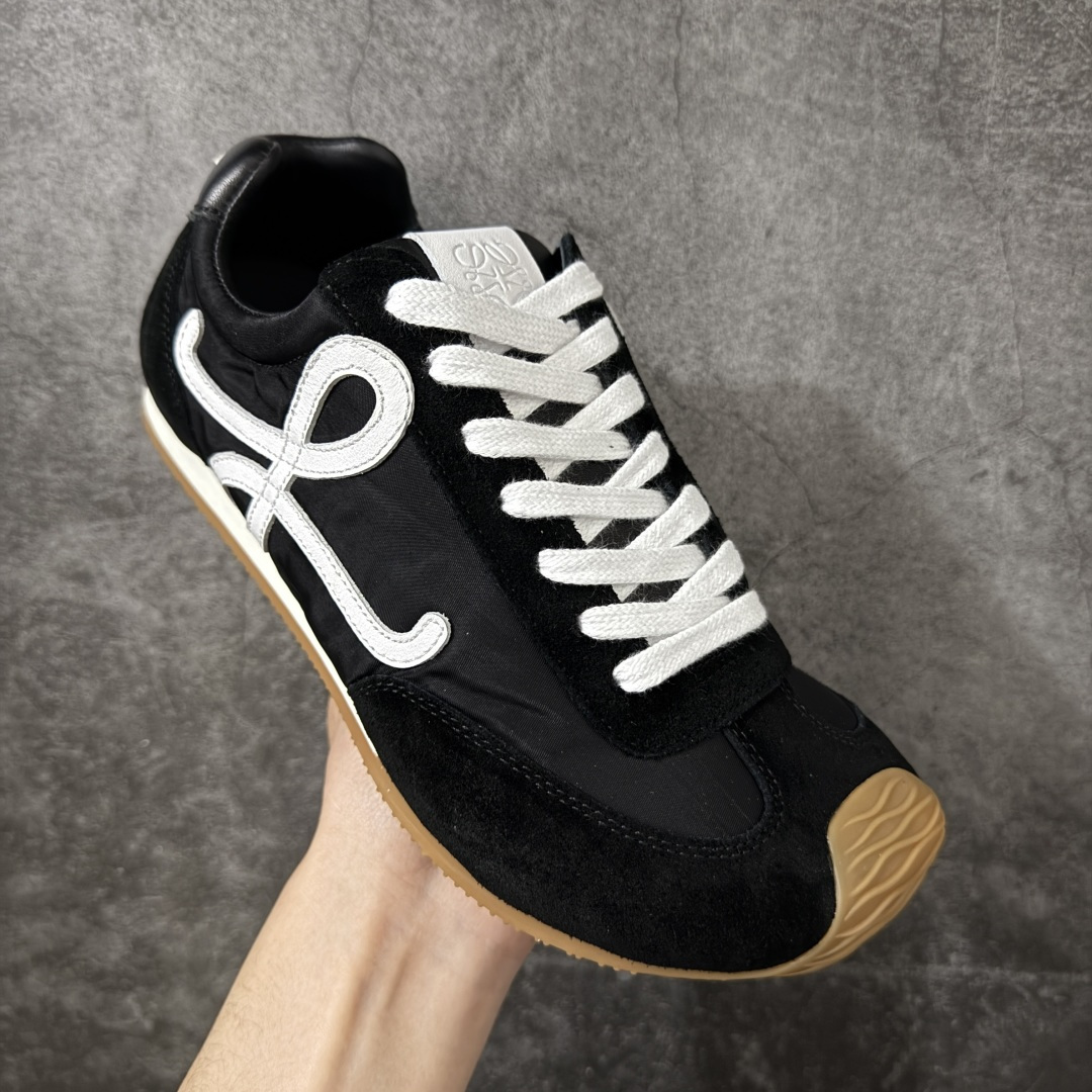 图片[3]-【YS纯原】顶级莞产 罗意威LOEWE 2025| Ballet Runner 2.0 新款芭蕾舞鞋 ✦ 原版不对称鞋头造型，LOEWE标志性设计 ✦超柔软轻便鞋底，波浪纹理橡胶外底延伸至鞋头 ✦升级柔软皮革内衬+鞋床，提供最大舒适感 ✦后跟3D注塑橡胶徽标，真皮+皮料混搭复古风格 ✦拼色拼接鞋面，隐藏式小内增高设计，新颖舒适 ✦进口麂皮/牛皮/原版布拼接，原版定制磨具组合大底 ✦零瑕疵工艺：无线头、无溢胶、无毛边 ✦原盒包装，杨幂等明星同款 尺码：35 36 37 38 39 40 41 42 43 44 45-选品中心