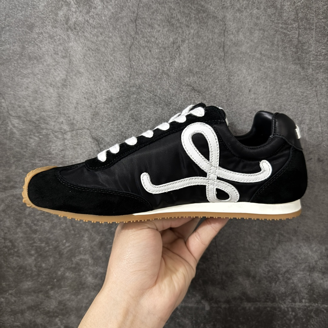 图片[2]-【YS纯原】顶级莞产 罗意威LOEWE 2025| Ballet Runner 2.0 新款芭蕾舞鞋 ✦ 原版不对称鞋头造型，LOEWE标志性设计 ✦超柔软轻便鞋底，波浪纹理橡胶外底延伸至鞋头 ✦升级柔软皮革内衬+鞋床，提供最大舒适感 ✦后跟3D注塑橡胶徽标，真皮+皮料混搭复古风格 ✦拼色拼接鞋面，隐藏式小内增高设计，新颖舒适 ✦进口麂皮/牛皮/原版布拼接，原版定制磨具组合大底 ✦零瑕疵工艺：无线头、无溢胶、无毛边 ✦原盒包装，杨幂等明星同款 尺码：35 36 37 38 39 40 41 42 43 44 45-选品中心