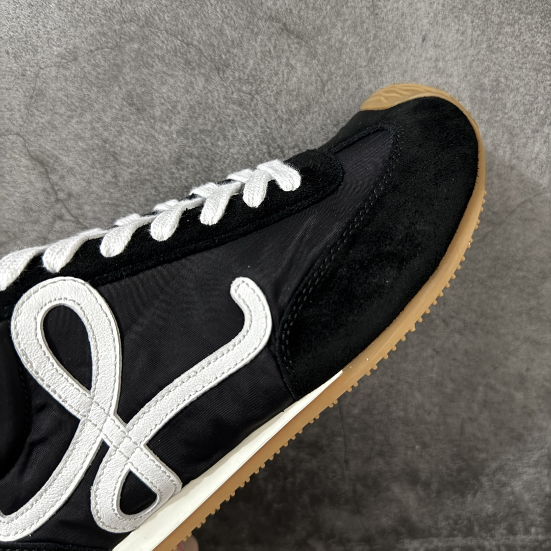 图片[6]-【YS纯原】顶级莞产 罗意威LOEWE 2025| Ballet Runner 2.0 新款芭蕾舞鞋 ✦ 原版不对称鞋头造型，LOEWE标志性设计 ✦超柔软轻便鞋底，波浪纹理橡胶外底延伸至鞋头 ✦升级柔软皮革内衬+鞋床，提供最大舒适感 ✦后跟3D注塑橡胶徽标，真皮+皮料混搭复古风格 ✦拼色拼接鞋面，隐藏式小内增高设计，新颖舒适 ✦进口麂皮/牛皮/原版布拼接，原版定制磨具组合大底 ✦零瑕疵工艺：无线头、无溢胶、无毛边 ✦原盒包装，杨幂等明星同款 尺码：35 36 37 38 39 40 41 42 43 44 45-选品中心