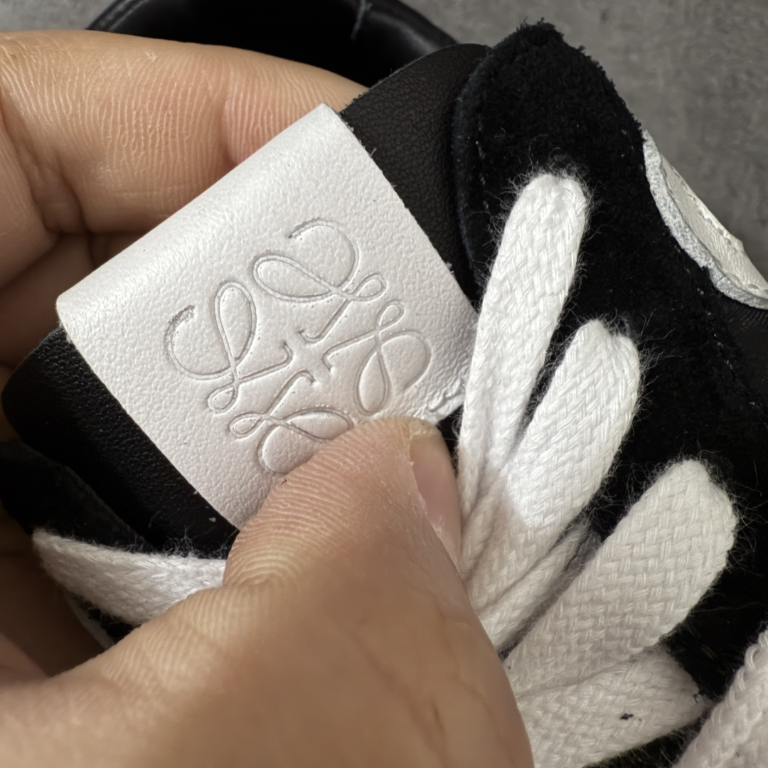 图片[5]-【YS纯原】顶级莞产 罗意威LOEWE 2025| Ballet Runner 2.0 新款芭蕾舞鞋 ✦ 原版不对称鞋头造型，LOEWE标志性设计 ✦超柔软轻便鞋底，波浪纹理橡胶外底延伸至鞋头 ✦升级柔软皮革内衬+鞋床，提供最大舒适感 ✦后跟3D注塑橡胶徽标，真皮+皮料混搭复古风格 ✦拼色拼接鞋面，隐藏式小内增高设计，新颖舒适 ✦进口麂皮/牛皮/原版布拼接，原版定制磨具组合大底 ✦零瑕疵工艺：无线头、无溢胶、无毛边 ✦原盒包装，杨幂等明星同款 尺码：35 36 37 38 39 40 41 42 43 44 45-选品中心