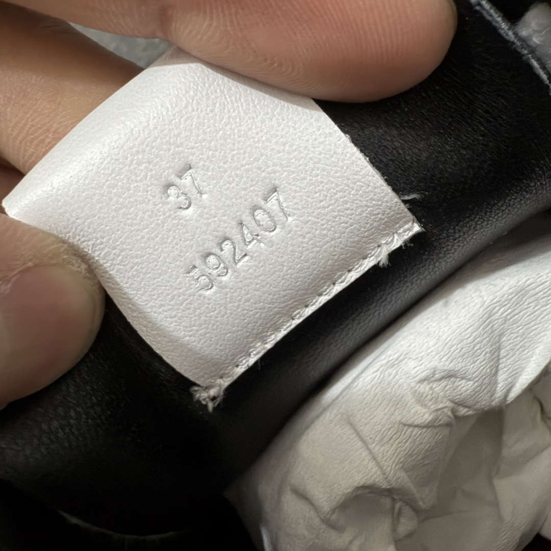 图片[6]-【YS纯原】顶级莞产 罗意威LOEWE 2025| Ballet Runner 2.0 新款芭蕾舞鞋 ✦ 原版不对称鞋头造型，LOEWE标志性设计 ✦超柔软轻便鞋底，波浪纹理橡胶外底延伸至鞋头 ✦升级柔软皮革内衬+鞋床，提供最大舒适感 ✦后跟3D注塑橡胶徽标，真皮+皮料混搭复古风格 ✦拼色拼接鞋面，隐藏式小内增高设计，新颖舒适 ✦进口麂皮/牛皮/原版布拼接，原版定制磨具组合大底 ✦零瑕疵工艺：无线头、无溢胶、无毛边 ✦原盒包装，杨幂等明星同款 尺码：35 36 37 38 39 40 41 42 43 44 45-选品中心