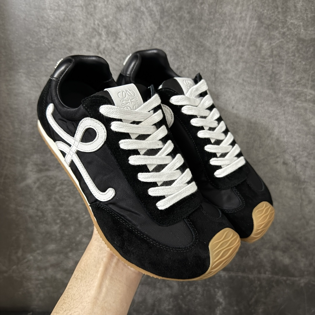 【YS纯原】顶级莞产 罗意威LOEWE 2025| Ballet Runner 2.0 新款芭蕾舞鞋 ✦ 原版不对称鞋头造型，LOEWE标志性设计 ✦超柔软轻便鞋底，波浪纹理橡胶外底延伸至鞋头 ✦升级柔软皮革内衬+鞋床，提供最大舒适感 ✦后跟3D注塑橡胶徽标，真皮+皮料混搭复古风格 ✦拼色拼接鞋面，隐藏式小内增高设计，新颖舒适 ✦进口麂皮/牛皮/原版布拼接，原版定制磨具组合大底 ✦零瑕疵工艺：无线头、无溢胶、无毛边 ✦原盒包装，杨幂等明星同款 尺码：35 36 37 38 39 40 41 42 43 44 45-选品中心