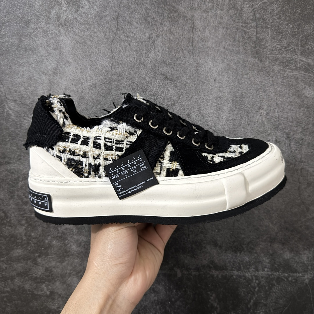 【莞产纯原】xVESSEL 黑尾德训鞋 熊猫黑白 解构 尺码35-45 吴建豪情侣款厚底板鞋 实拍如图 所见即所得 谨防混卖 重塑爆火牛轧糖与经典德训鞋型 将T头设计融入牛轧糖鞋型 ●广东最大工厂代工出品 ● 进口皮料原版牛皮内里 ●4cm厚底增高 原版乳胶鞋垫 ●原标原盒 官方全套配件 ●货号：F24X66B ●尺码：35 36 37 38 39 40 41 42 43 44 45-选品中心