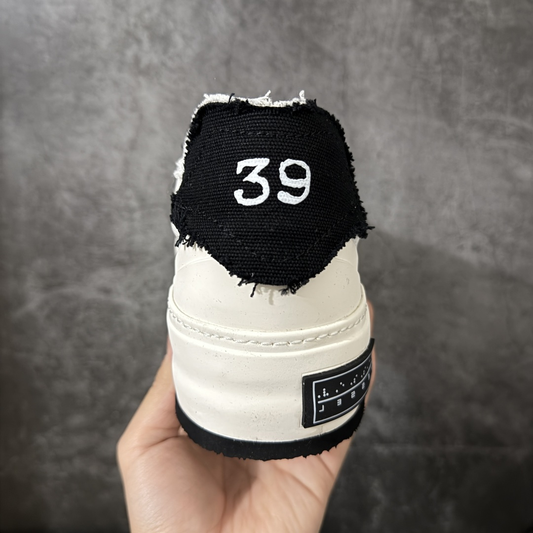 图片[4]-【莞产纯原】xVESSEL 黑尾德训鞋 熊猫黑白 解构 尺码35-45 吴建豪情侣款厚底板鞋 实拍如图 所见即所得 谨防混卖 重塑爆火牛轧糖与经典德训鞋型 将T头设计融入牛轧糖鞋型 ●广东最大工厂代工出品 ● 进口皮料原版牛皮内里 ●4cm厚底增高 原版乳胶鞋垫 ●原标原盒 官方全套配件 ●货号：F24X66B ●尺码：35 36 37 38 39 40 41 42 43 44 45-选品中心