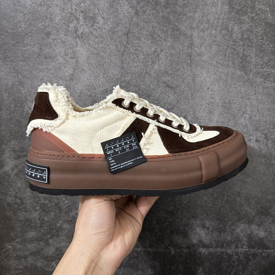 【莞产纯原】xVESSEL 黑尾德训鞋 熊猫黑白 解构 尺码35-45 吴建豪情侣款厚底板鞋 实拍如图 所见即所得 谨防混卖 重塑爆火牛轧糖与经典德训鞋型 将T头设计融入牛轧糖鞋型 ●广东最大工厂代工出品 ● 进口皮料原版牛皮内里 ●4cm厚底增高 原版乳胶鞋垫 ●原标原盒 官方全套配件 ●货号：F24X66B ●尺码：35 36 37 38 39 40 41 42 43 44 45-选品中心