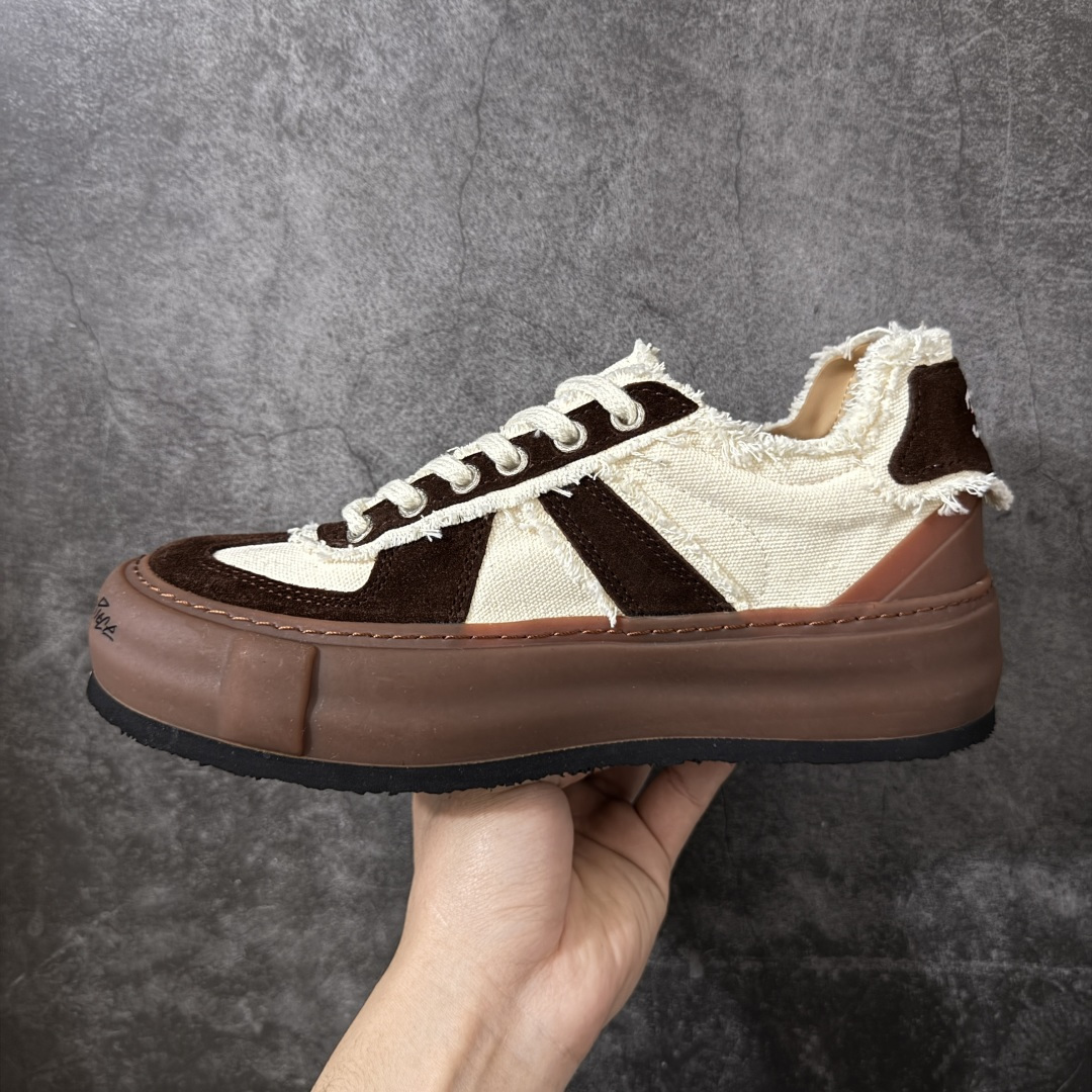 图片[2]-【莞产纯原】xVESSEL 黑尾德训鞋 熊猫黑白 解构 尺码35-45 吴建豪情侣款厚底板鞋 实拍如图 所见即所得 谨防混卖 重塑爆火牛轧糖与经典德训鞋型 将T头设计融入牛轧糖鞋型 ●广东最大工厂代工出品 ● 进口皮料原版牛皮内里 ●4cm厚底增高 原版乳胶鞋垫 ●原标原盒 官方全套配件 ●货号：F24X66B ●尺码：35 36 37 38 39 40 41 42 43 44 45-选品中心