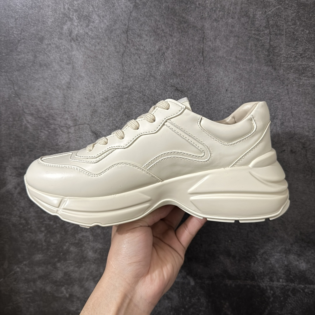 图片[2]-【YS纯原】广奢高端货Gucci 古驰经典老爹鞋 Rhyton Vintage Trainer Sneaker 细节升级 更精致 ✦ 独家开模模具，数据同步官网 ✦鞋面颜色/光泽/做旧/印花重新校准，贴近最新原版 ✦皮料加填充棉，鞋型更立体 ✦原楦开发，小牛皮鞋面+小羊皮内里 ✦鞋舌与外盒标均植入防伪芯片 ✦升级全套包装：绿盒/白盒+防尘袋+配件齐全 ✦进口PHYLON鞋底，耐磨环保 ✦原底厂数据复模，回弹MD中底+TPR外底 ✦细节干净，无线头溢胶 尺码：35-45-选品中心