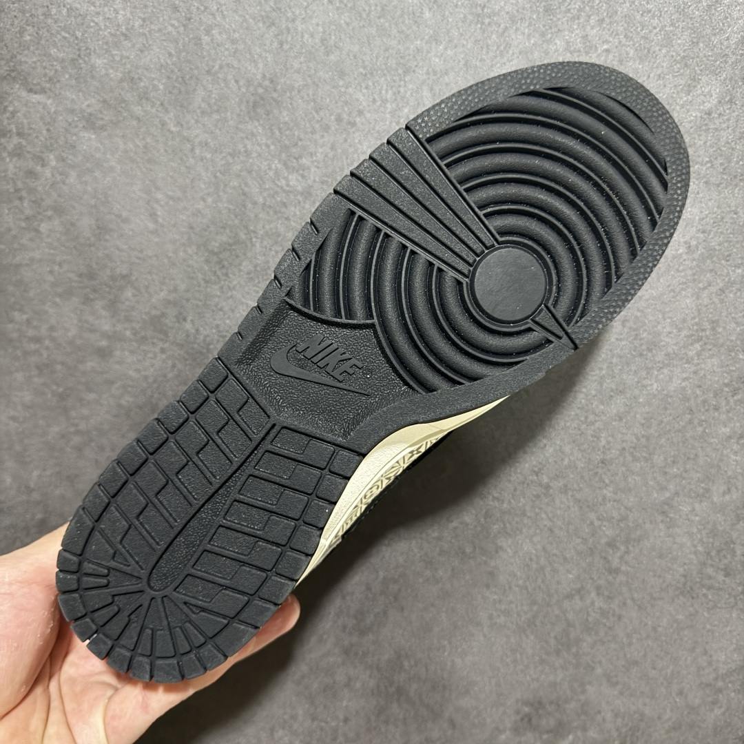 图片[9]-【定制版】潮奢联名 引爆街头SB DUNK LOW 以经典鞋型为基底，融合LV标志性Monogram老花元素，灰白麂皮与印花拼接层次分明，黑勾点缀金属饰牌，鞋侧LV标识彰显身份，后跟爱心、叉号、笑脸细节暗藏巧思。脚感软弹舒适，复古与奢华碰撞，无论是日常出街还是潮流搭配都能轻松hold住，瞬间成为全场焦点，让你在街头脱颖而出。 货号：DN3168-030 尺码：36 36.5 37.5 38 38.5 39 40 40.5 41 42 42.5 43 44 44.5 45-选品中心