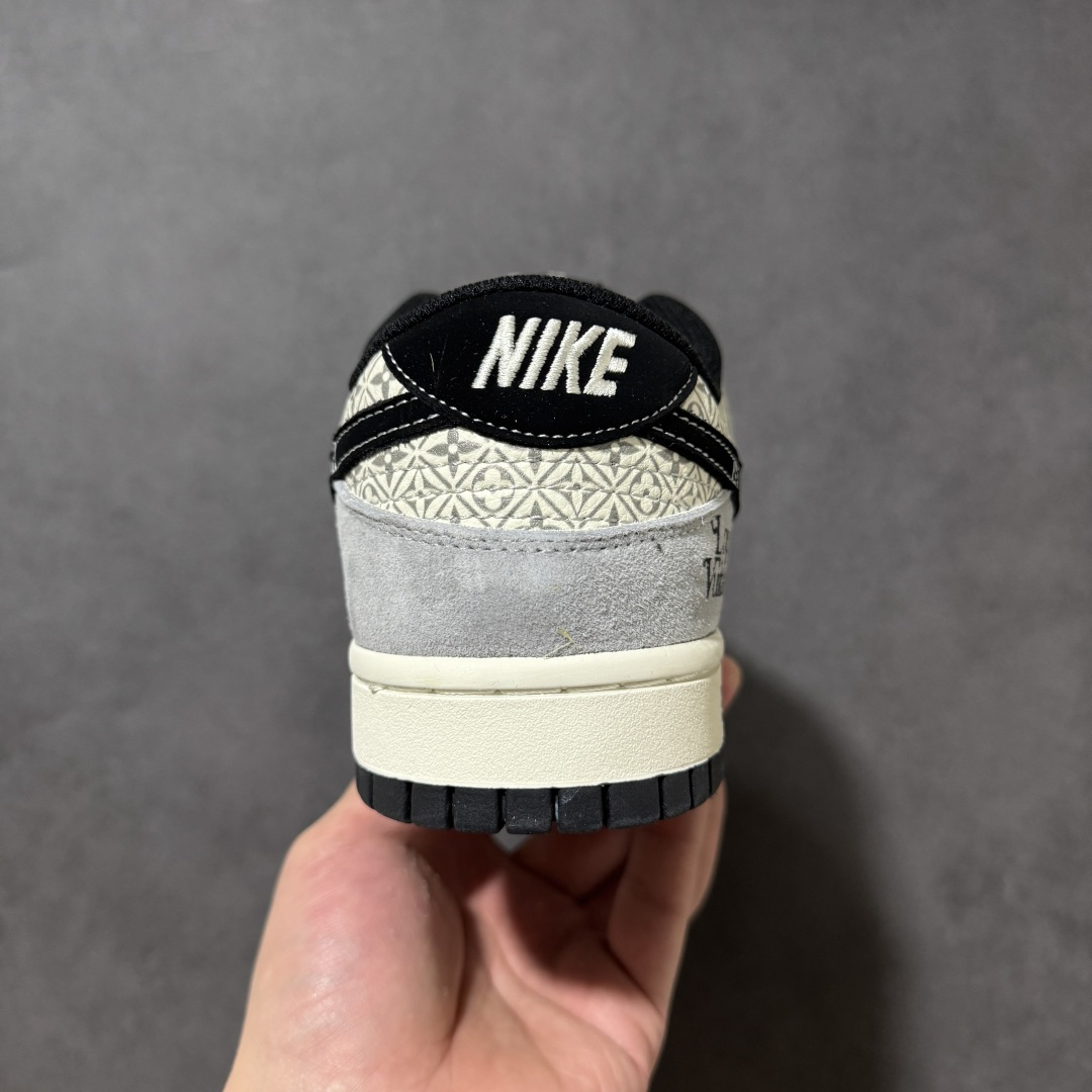 图片[4]-【定制版】潮奢联名 引爆街头SB DUNK LOW 以经典鞋型为基底，融合LV标志性Monogram老花元素，灰白麂皮与印花拼接层次分明，黑勾点缀金属饰牌，鞋侧LV标识彰显身份，后跟爱心、叉号、笑脸细节暗藏巧思。脚感软弹舒适，复古与奢华碰撞，无论是日常出街还是潮流搭配都能轻松hold住，瞬间成为全场焦点，让你在街头脱颖而出。 货号：DN3168-030 尺码：36 36.5 37.5 38 38.5 39 40 40.5 41 42 42.5 43 44 44.5 45-选品中心