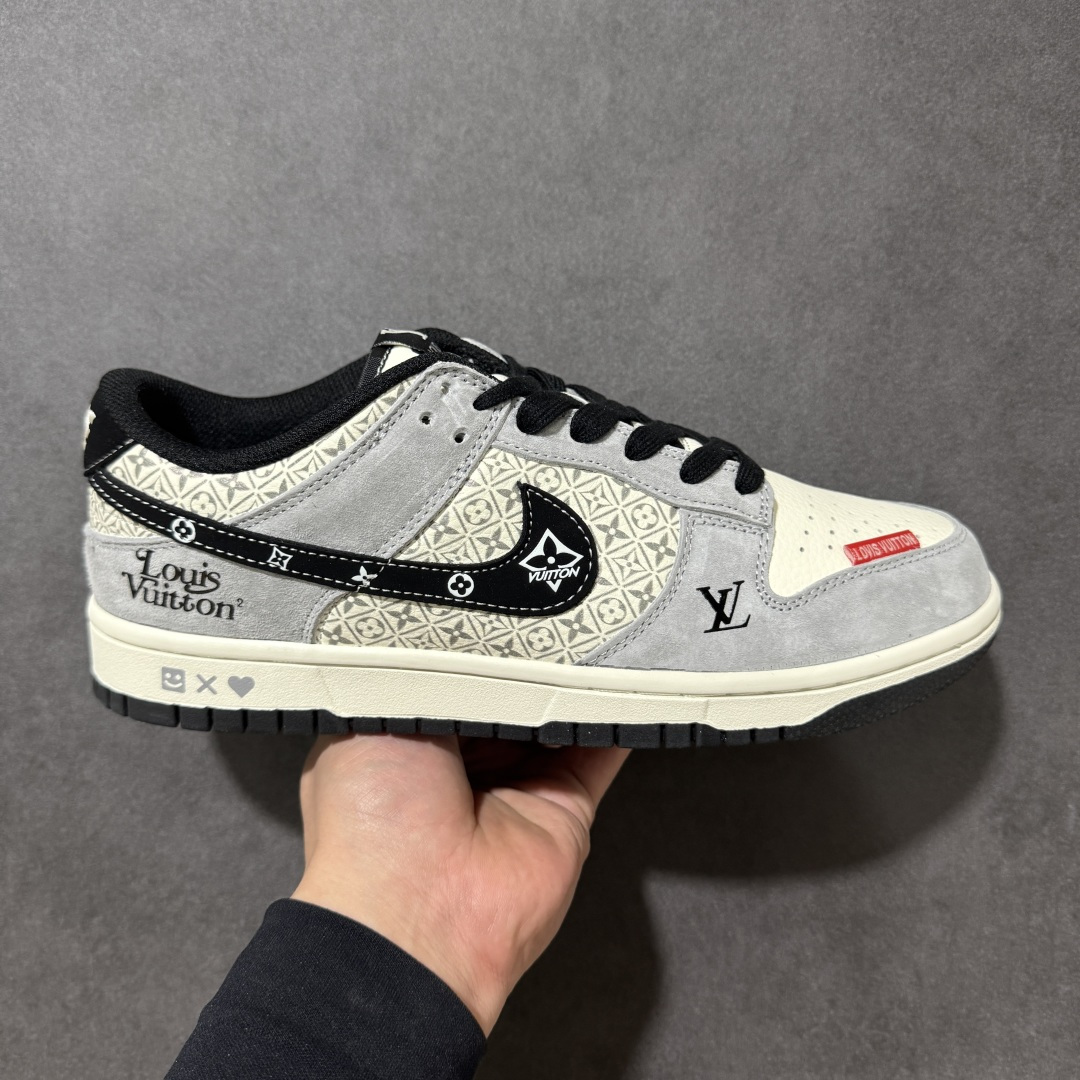 【定制版】潮奢联名 引爆街头SB DUNK LOW 以经典鞋型为基底，融合LV标志性Monogram老花元素，灰白麂皮与印花拼接层次分明，黑勾点缀金属饰牌，鞋侧LV标识彰显身份，后跟爱心、叉号、笑脸细节暗藏巧思。脚感软弹舒适，复古与奢华碰撞，无论是日常出街还是潮流搭配都能轻松hold住，瞬间成为全场焦点，让你在街头脱颖而出。 货号：DN3168-030 尺码：36 36.5 37.5 38 38.5 39 40 40.5 41 42 42.5 43 44 44.5 45-选品中心