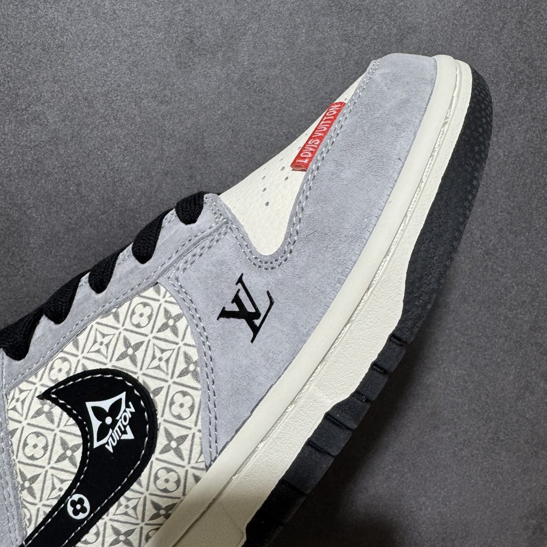 图片[5]-【定制版】潮奢联名 引爆街头SB DUNK LOW 以经典鞋型为基底，融合LV标志性Monogram老花元素，灰白麂皮与印花拼接层次分明，黑勾点缀金属饰牌，鞋侧LV标识彰显身份，后跟爱心、叉号、笑脸细节暗藏巧思。脚感软弹舒适，复古与奢华碰撞，无论是日常出街还是潮流搭配都能轻松hold住，瞬间成为全场焦点，让你在街头脱颖而出。 货号：DN3168-030 尺码：36 36.5 37.5 38 38.5 39 40 40.5 41 42 42.5 43 44 44.5 45-选品中心
