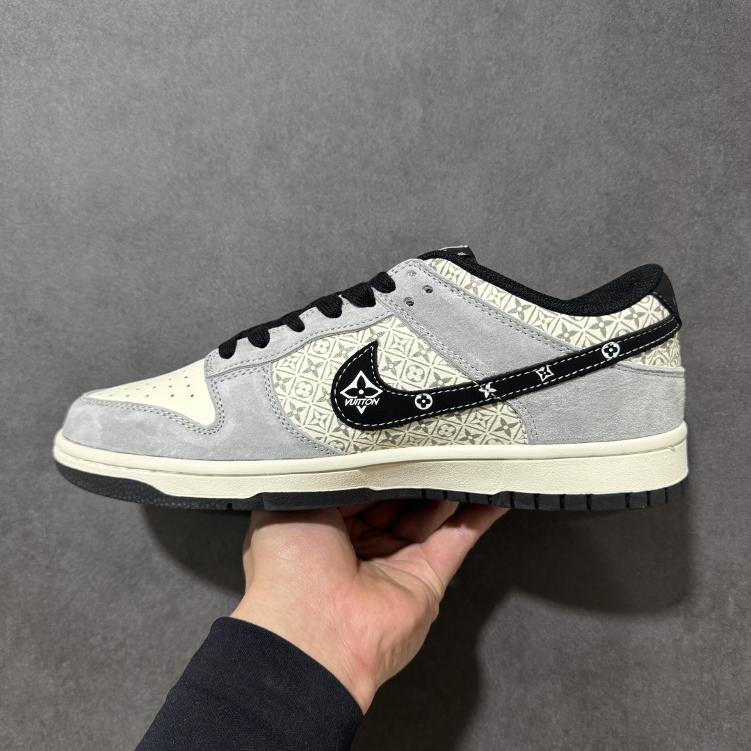图片[2]-【定制版】潮奢联名 引爆街头SB DUNK LOW 以经典鞋型为基底，融合LV标志性Monogram老花元素，灰白麂皮与印花拼接层次分明，黑勾点缀金属饰牌，鞋侧LV标识彰显身份，后跟爱心、叉号、笑脸细节暗藏巧思。脚感软弹舒适，复古与奢华碰撞，无论是日常出街还是潮流搭配都能轻松hold住，瞬间成为全场焦点，让你在街头脱颖而出。 货号：DN3168-030 尺码：36 36.5 37.5 38 38.5 39 40 40.5 41 42 42.5 43 44 44.5 45-选品中心