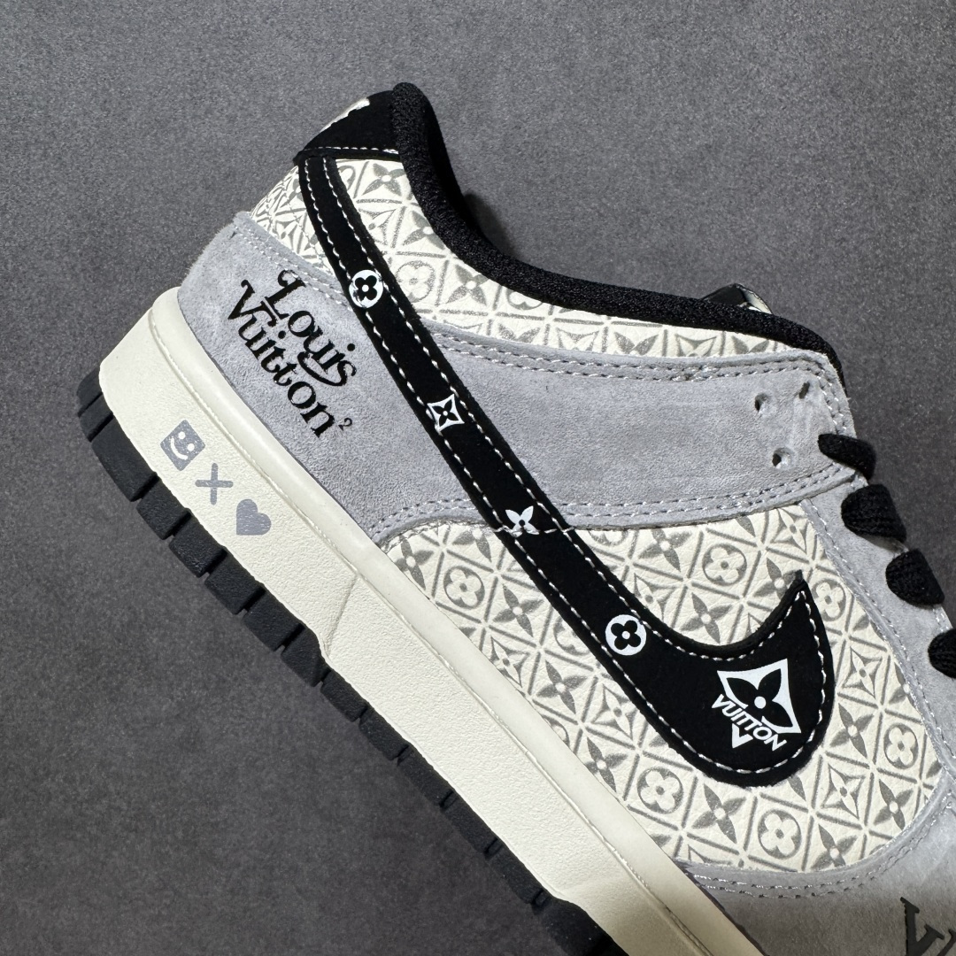 图片[6]-【定制版】潮奢联名 引爆街头SB DUNK LOW 以经典鞋型为基底，融合LV标志性Monogram老花元素，灰白麂皮与印花拼接层次分明，黑勾点缀金属饰牌，鞋侧LV标识彰显身份，后跟爱心、叉号、笑脸细节暗藏巧思。脚感软弹舒适，复古与奢华碰撞，无论是日常出街还是潮流搭配都能轻松hold住，瞬间成为全场焦点，让你在街头脱颖而出。 货号：DN3168-030 尺码：36 36.5 37.5 38 38.5 39 40 40.5 41 42 42.5 43 44 44.5 45-选品中心