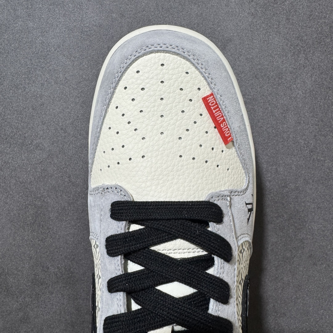 图片[8]-【定制版】潮奢联名 引爆街头SB DUNK LOW 以经典鞋型为基底，融合LV标志性Monogram老花元素，灰白麂皮与印花拼接层次分明，黑勾点缀金属饰牌，鞋侧LV标识彰显身份，后跟爱心、叉号、笑脸细节暗藏巧思。脚感软弹舒适，复古与奢华碰撞，无论是日常出街还是潮流搭配都能轻松hold住，瞬间成为全场焦点，让你在街头脱颖而出。 货号：DN3168-030 尺码：36 36.5 37.5 38 38.5 39 40 40.5 41 42 42.5 43 44 44.5 45-选品中心