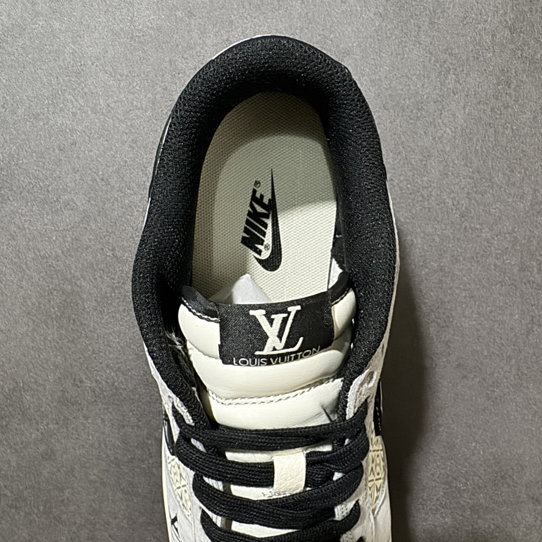 图片[7]-【定制版】潮奢联名 引爆街头SB DUNK LOW 以经典鞋型为基底，融合LV标志性Monogram老花元素，灰白麂皮与印花拼接层次分明，黑勾点缀金属饰牌，鞋侧LV标识彰显身份，后跟爱心、叉号、笑脸细节暗藏巧思。脚感软弹舒适，复古与奢华碰撞，无论是日常出街还是潮流搭配都能轻松hold住，瞬间成为全场焦点，让你在街头脱颖而出。 货号：DN3168-030 尺码：36 36.5 37.5 38 38.5 39 40 40.5 41 42 42.5 43 44 44.5 45-选品中心