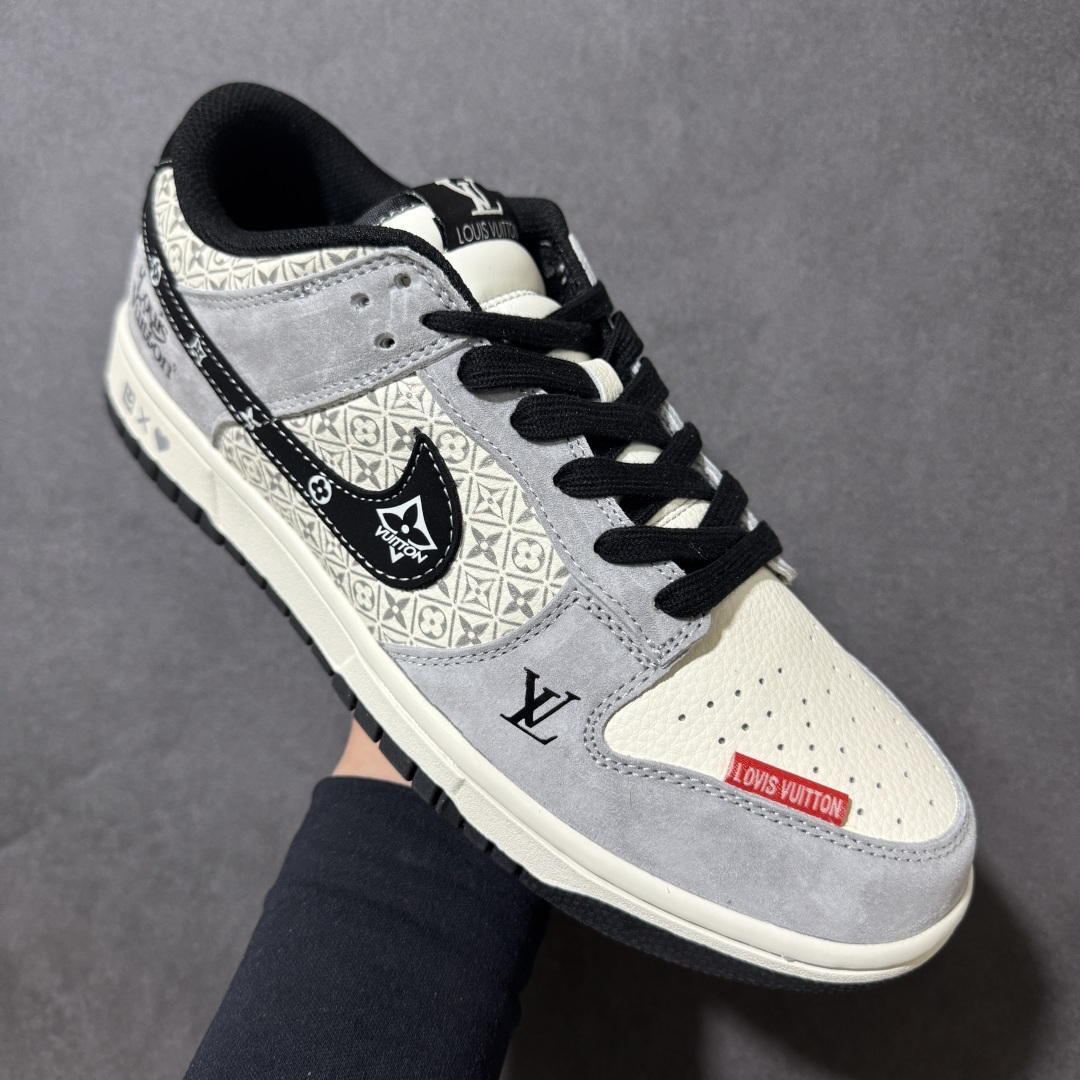 图片[3]-【定制版】潮奢联名 引爆街头SB DUNK LOW 以经典鞋型为基底，融合LV标志性Monogram老花元素，灰白麂皮与印花拼接层次分明，黑勾点缀金属饰牌，鞋侧LV标识彰显身份，后跟爱心、叉号、笑脸细节暗藏巧思。脚感软弹舒适，复古与奢华碰撞，无论是日常出街还是潮流搭配都能轻松hold住，瞬间成为全场焦点，让你在街头脱颖而出。 货号：DN3168-030 尺码：36 36.5 37.5 38 38.5 39 40 40.5 41 42 42.5 43 44 44.5 45-选品中心