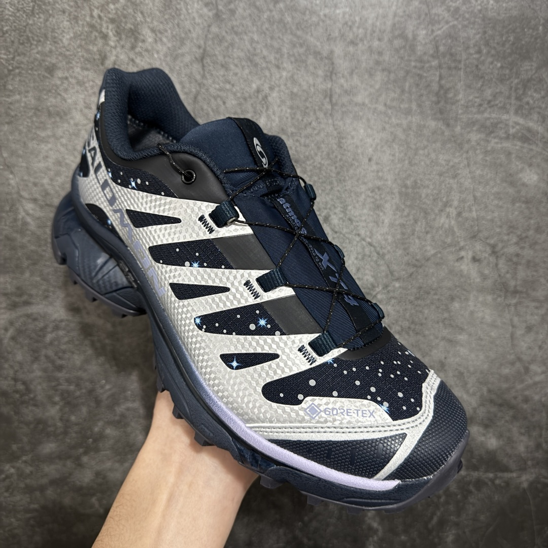 图片[3]-【纯原M版】ATMOS x Salomon XT-4 OG Advanced GTX萨洛蒙系列低帮城市越野机能透气休闲运动鞋 492733 鞋舌处附有迷你网眼袋收纳鞋绳以及下方的多色 Logo 标签 接着搭载奶油色 ACS 技术中底以及金色 TPU 塑料部件提升鞋款耐用性 中底与鞋面之间饰有海蓝色条状细节有效增添鞋款层次 最后应用黑色 Contragrip Chevron 外底完成鞋款设计 这次配色颇为高调 两款配色均以绚丽的渐变设计呈现 一款以粉紫渐变主打 另一款以黄绿渐变呈现 视觉效果相当吸睛 鞋面的使用玻璃纤维覆盖物加固 并通过细绳扣系带系统进行锁定 Salomon 的品牌logo 出现在脚后跟和前掌部位 中底虽然偏薄 但非常耐用 与模压塑料ACS 框架以及致密AC2 Muscle 鞋底单元结合 能够提供出色的支撑力和缓冲性 尺码：36 36.5 37 38 38.5 39 40 40.5 41 42 42.5 43 44 44.5 45-选品中心