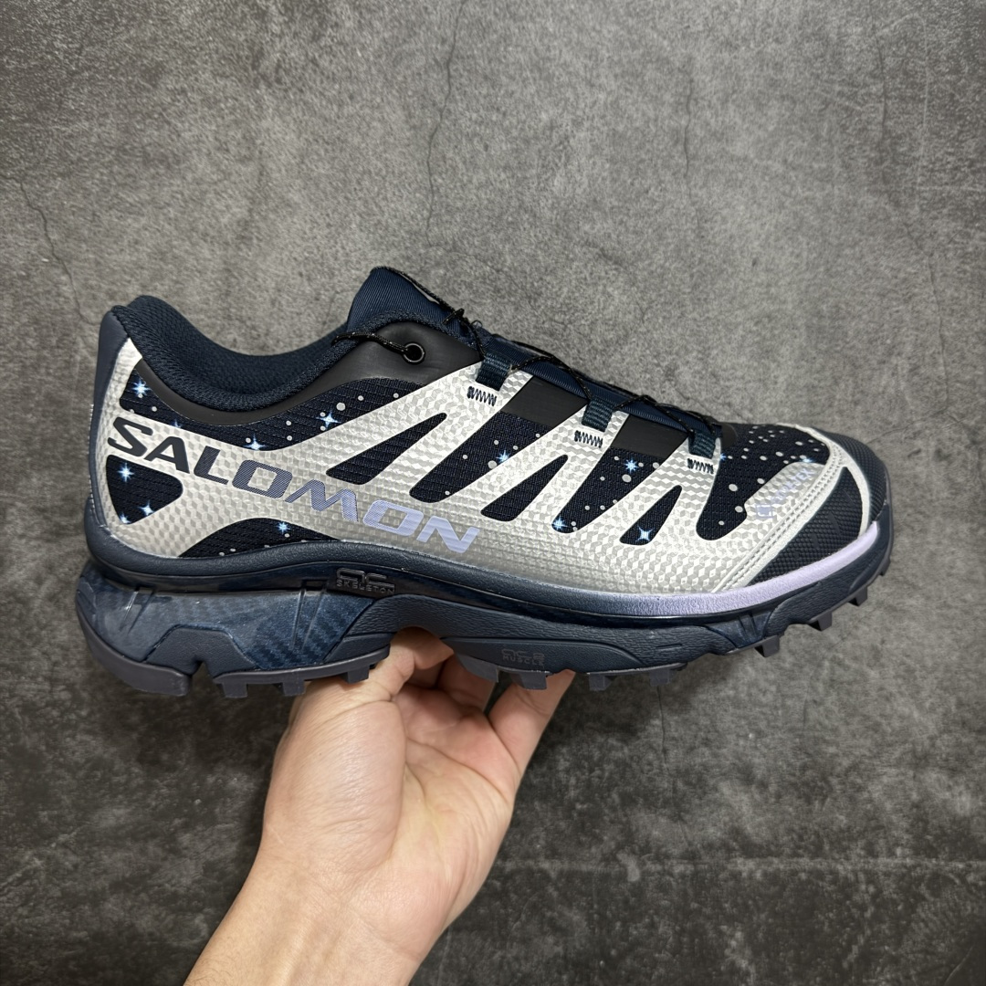 【纯原M版】ATMOS x Salomon XT-4 OG Advanced GTX萨洛蒙系列低帮城市越野机能透气休闲运动鞋 492733 鞋舌处附有迷你网眼袋收纳鞋绳以及下方的多色 Logo 标签 接着搭载奶油色 ACS 技术中底以及金色 TPU 塑料部件提升鞋款耐用性 中底与鞋面之间饰有海蓝色条状细节有效增添鞋款层次 最后应用黑色 Contragrip Chevron 外底完成鞋款设计 这次配色颇为高调 两款配色均以绚丽的渐变设计呈现 一款以粉紫渐变主打 另一款以黄绿渐变呈现 视觉效果相当吸睛 鞋面的使用玻璃纤维覆盖物加固 并通过细绳扣系带系统进行锁定 Salomon 的品牌logo 出现在脚后跟和前掌部位 中底虽然偏薄 但非常耐用 与模压塑料ACS 框架以及致密AC2 Muscle 鞋底单元结合 能够提供出色的支撑力和缓冲性 尺码：36 36.5 37 38 38.5 39 40 40.5 41 42 42.5 43 44 44.5 45-选品中心