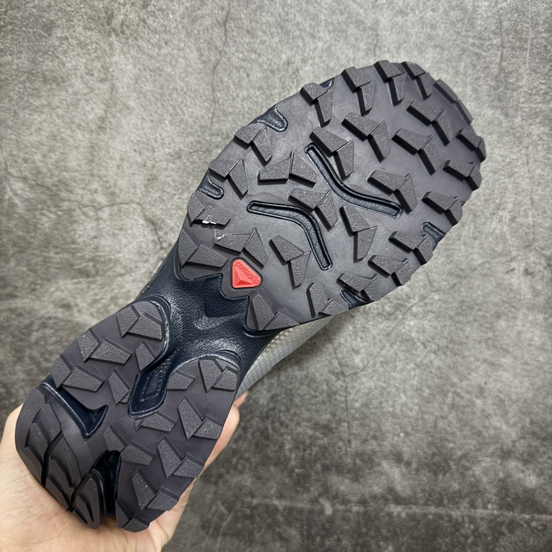 图片[9]-【纯原M版】ATMOS x Salomon XT-4 OG Advanced GTX萨洛蒙系列低帮城市越野机能透气休闲运动鞋 492733 鞋舌处附有迷你网眼袋收纳鞋绳以及下方的多色 Logo 标签 接着搭载奶油色 ACS 技术中底以及金色 TPU 塑料部件提升鞋款耐用性 中底与鞋面之间饰有海蓝色条状细节有效增添鞋款层次 最后应用黑色 Contragrip Chevron 外底完成鞋款设计 这次配色颇为高调 两款配色均以绚丽的渐变设计呈现 一款以粉紫渐变主打 另一款以黄绿渐变呈现 视觉效果相当吸睛 鞋面的使用玻璃纤维覆盖物加固 并通过细绳扣系带系统进行锁定 Salomon 的品牌logo 出现在脚后跟和前掌部位 中底虽然偏薄 但非常耐用 与模压塑料ACS 框架以及致密AC2 Muscle 鞋底单元结合 能够提供出色的支撑力和缓冲性 尺码：36 36.5 37 38 38.5 39 40 40.5 41 42 42.5 43 44 44.5 45-选品中心