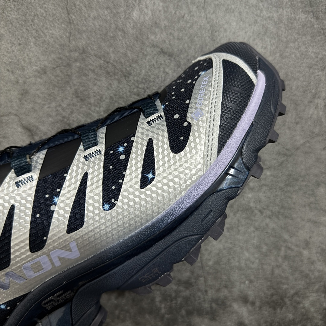 图片[6]-【纯原M版】ATMOS x Salomon XT-4 OG Advanced GTX萨洛蒙系列低帮城市越野机能透气休闲运动鞋 492733 鞋舌处附有迷你网眼袋收纳鞋绳以及下方的多色 Logo 标签 接着搭载奶油色 ACS 技术中底以及金色 TPU 塑料部件提升鞋款耐用性 中底与鞋面之间饰有海蓝色条状细节有效增添鞋款层次 最后应用黑色 Contragrip Chevron 外底完成鞋款设计 这次配色颇为高调 两款配色均以绚丽的渐变设计呈现 一款以粉紫渐变主打 另一款以黄绿渐变呈现 视觉效果相当吸睛 鞋面的使用玻璃纤维覆盖物加固 并通过细绳扣系带系统进行锁定 Salomon 的品牌logo 出现在脚后跟和前掌部位 中底虽然偏薄 但非常耐用 与模压塑料ACS 框架以及致密AC2 Muscle 鞋底单元结合 能够提供出色的支撑力和缓冲性 尺码：36 36.5 37 38 38.5 39 40 40.5 41 42 42.5 43 44 44.5 45-选品中心