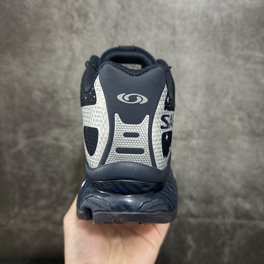 图片[4]-【纯原M版】ATMOS x Salomon XT-4 OG Advanced GTX萨洛蒙系列低帮城市越野机能透气休闲运动鞋 492733 鞋舌处附有迷你网眼袋收纳鞋绳以及下方的多色 Logo 标签 接着搭载奶油色 ACS 技术中底以及金色 TPU 塑料部件提升鞋款耐用性 中底与鞋面之间饰有海蓝色条状细节有效增添鞋款层次 最后应用黑色 Contragrip Chevron 外底完成鞋款设计 这次配色颇为高调 两款配色均以绚丽的渐变设计呈现 一款以粉紫渐变主打 另一款以黄绿渐变呈现 视觉效果相当吸睛 鞋面的使用玻璃纤维覆盖物加固 并通过细绳扣系带系统进行锁定 Salomon 的品牌logo 出现在脚后跟和前掌部位 中底虽然偏薄 但非常耐用 与模压塑料ACS 框架以及致密AC2 Muscle 鞋底单元结合 能够提供出色的支撑力和缓冲性 尺码：36 36.5 37 38 38.5 39 40 40.5 41 42 42.5 43 44 44.5 45-选品中心