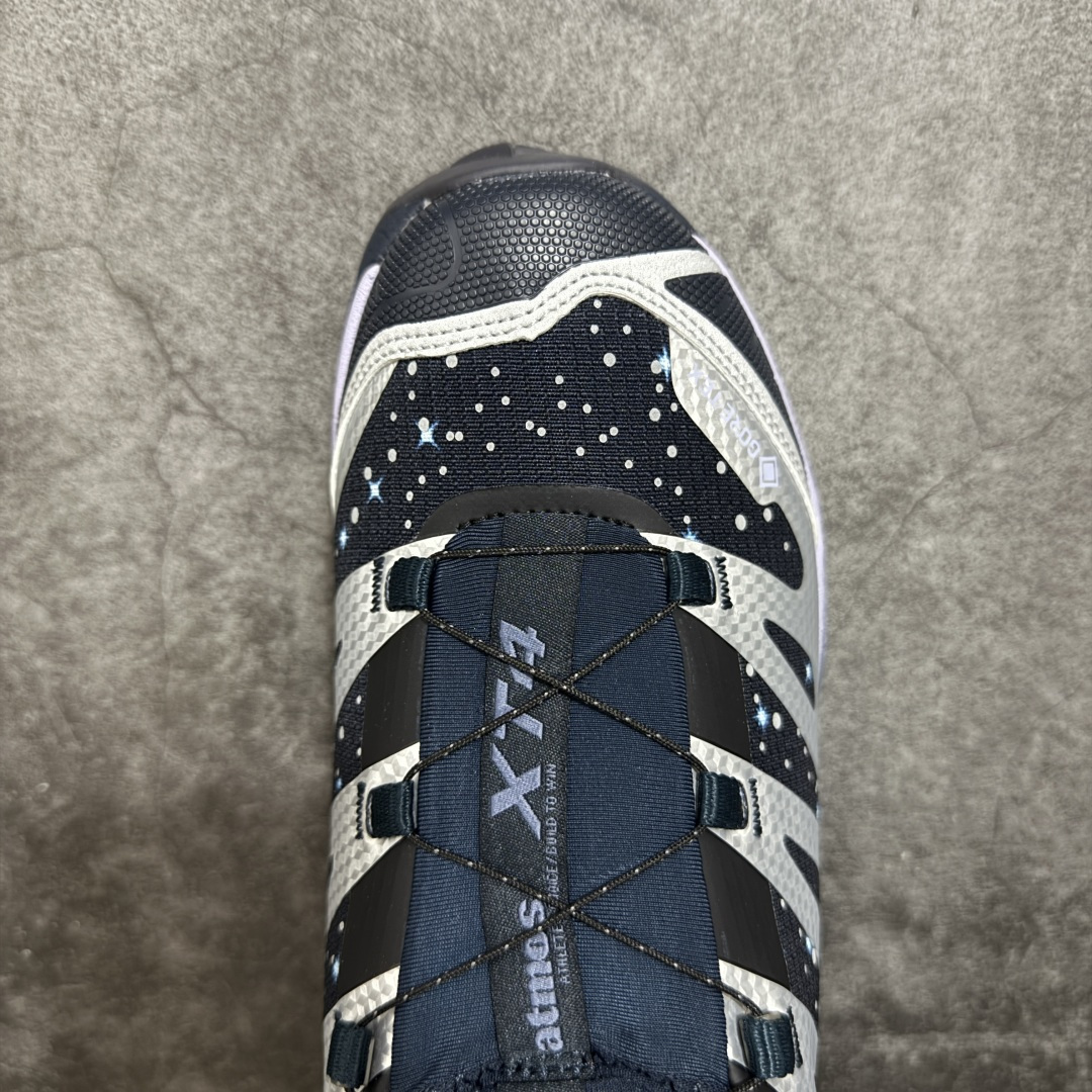 图片[5]-【纯原M版】ATMOS x Salomon XT-4 OG Advanced GTX萨洛蒙系列低帮城市越野机能透气休闲运动鞋 492733 鞋舌处附有迷你网眼袋收纳鞋绳以及下方的多色 Logo 标签 接着搭载奶油色 ACS 技术中底以及金色 TPU 塑料部件提升鞋款耐用性 中底与鞋面之间饰有海蓝色条状细节有效增添鞋款层次 最后应用黑色 Contragrip Chevron 外底完成鞋款设计 这次配色颇为高调 两款配色均以绚丽的渐变设计呈现 一款以粉紫渐变主打 另一款以黄绿渐变呈现 视觉效果相当吸睛 鞋面的使用玻璃纤维覆盖物加固 并通过细绳扣系带系统进行锁定 Salomon 的品牌logo 出现在脚后跟和前掌部位 中底虽然偏薄 但非常耐用 与模压塑料ACS 框架以及致密AC2 Muscle 鞋底单元结合 能够提供出色的支撑力和缓冲性 尺码：36 36.5 37 38 38.5 39 40 40.5 41 42 42.5 43 44 44.5 45-选品中心