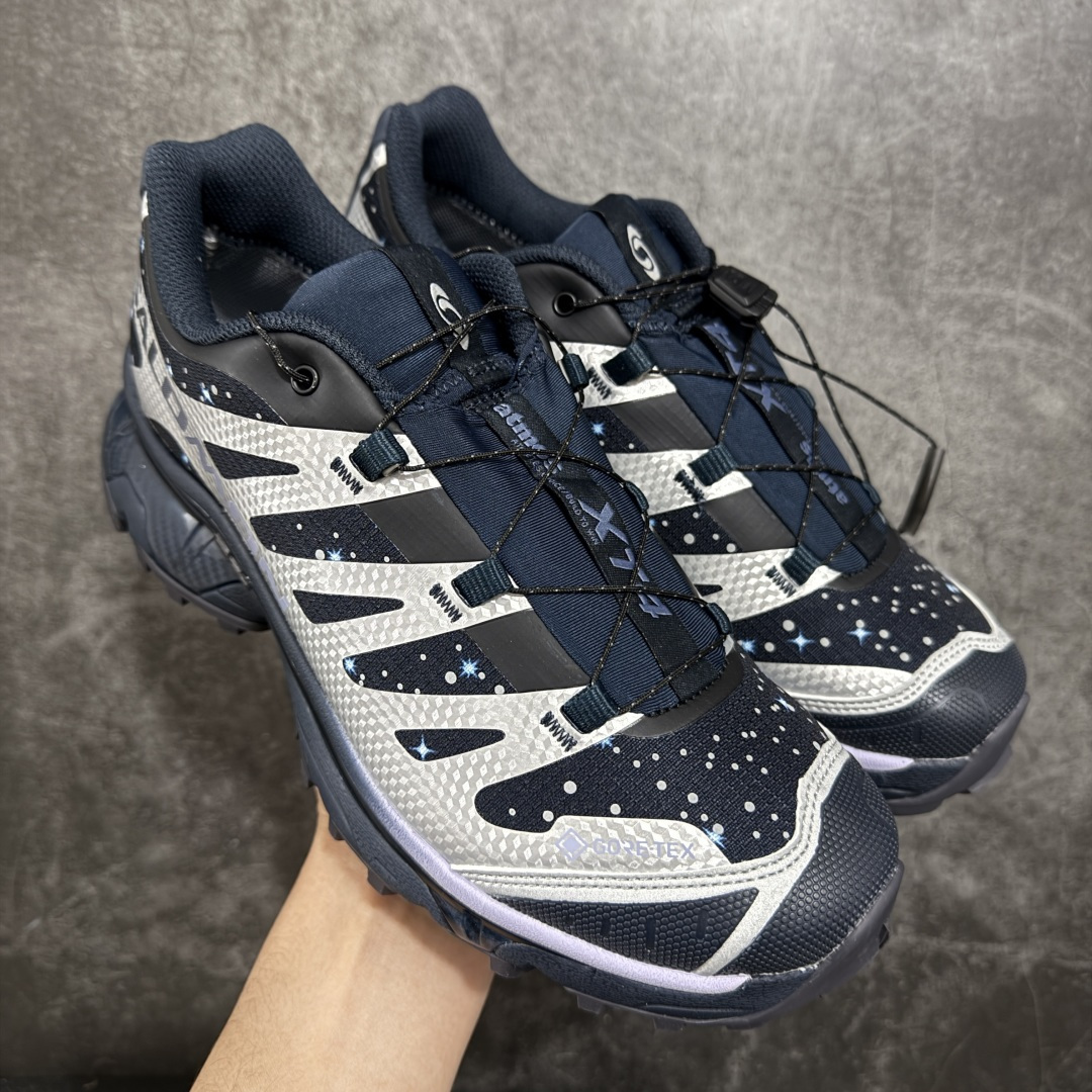 【纯原M版】ATMOS x Salomon XT-4 OG Advanced GTX萨洛蒙系列低帮城市越野机能透气休闲运动鞋 492733 鞋舌处附有迷你网眼袋收纳鞋绳以及下方的多色 Logo 标签 接着搭载奶油色 ACS 技术中底以及金色 TPU 塑料部件提升鞋款耐用性 中底与鞋面之间饰有海蓝色条状细节有效增添鞋款层次 最后应用黑色 Contragrip Chevron 外底完成鞋款设计 这次配色颇为高调 两款配色均以绚丽的渐变设计呈现 一款以粉紫渐变主打 另一款以黄绿渐变呈现 视觉效果相当吸睛 鞋面的使用玻璃纤维覆盖物加固 并通过细绳扣系带系统进行锁定 Salomon 的品牌logo 出现在脚后跟和前掌部位 中底虽然偏薄 但非常耐用 与模压塑料ACS 框架以及致密AC2 Muscle 鞋底单元结合 能够提供出色的支撑力和缓冲性 尺码：36 36.5 37 38 38.5 39 40 40.5 41 42 42.5 43 44 44.5 45-选品中心