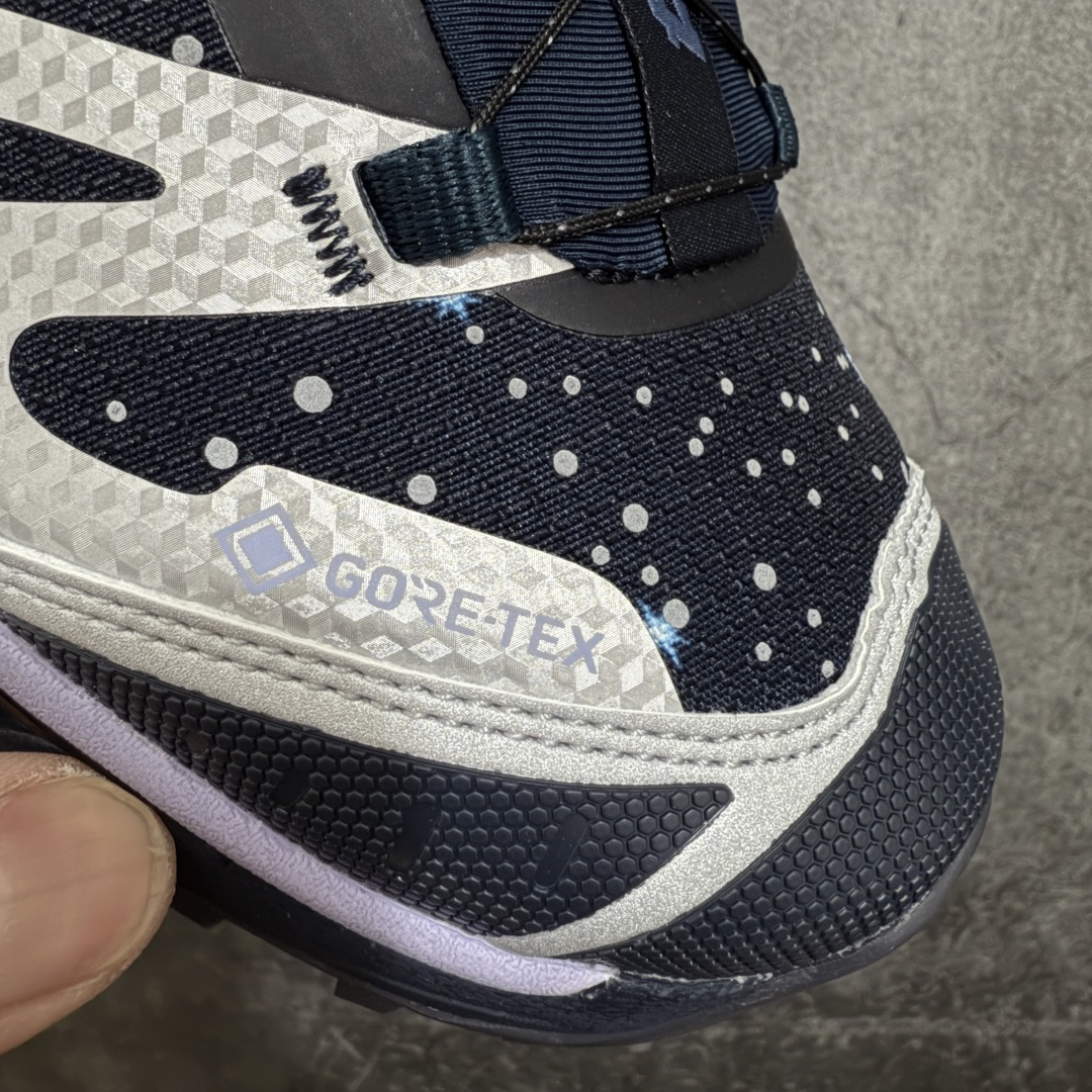 图片[5]-【纯原M版】ATMOS x Salomon XT-4 OG Advanced GTX萨洛蒙系列低帮城市越野机能透气休闲运动鞋 492733 鞋舌处附有迷你网眼袋收纳鞋绳以及下方的多色 Logo 标签 接着搭载奶油色 ACS 技术中底以及金色 TPU 塑料部件提升鞋款耐用性 中底与鞋面之间饰有海蓝色条状细节有效增添鞋款层次 最后应用黑色 Contragrip Chevron 外底完成鞋款设计 这次配色颇为高调 两款配色均以绚丽的渐变设计呈现 一款以粉紫渐变主打 另一款以黄绿渐变呈现 视觉效果相当吸睛 鞋面的使用玻璃纤维覆盖物加固 并通过细绳扣系带系统进行锁定 Salomon 的品牌logo 出现在脚后跟和前掌部位 中底虽然偏薄 但非常耐用 与模压塑料ACS 框架以及致密AC2 Muscle 鞋底单元结合 能够提供出色的支撑力和缓冲性 尺码：36 36.5 37 38 38.5 39 40 40.5 41 42 42.5 43 44 44.5 45-选品中心