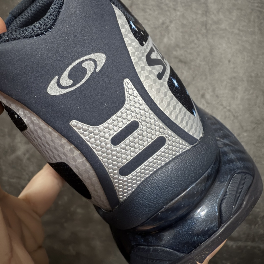 图片[2]-【纯原M版】ATMOS x Salomon XT-4 OG Advanced GTX萨洛蒙系列低帮城市越野机能透气休闲运动鞋 492733 鞋舌处附有迷你网眼袋收纳鞋绳以及下方的多色 Logo 标签 接着搭载奶油色 ACS 技术中底以及金色 TPU 塑料部件提升鞋款耐用性 中底与鞋面之间饰有海蓝色条状细节有效增添鞋款层次 最后应用黑色 Contragrip Chevron 外底完成鞋款设计 这次配色颇为高调 两款配色均以绚丽的渐变设计呈现 一款以粉紫渐变主打 另一款以黄绿渐变呈现 视觉效果相当吸睛 鞋面的使用玻璃纤维覆盖物加固 并通过细绳扣系带系统进行锁定 Salomon 的品牌logo 出现在脚后跟和前掌部位 中底虽然偏薄 但非常耐用 与模压塑料ACS 框架以及致密AC2 Muscle 鞋底单元结合 能够提供出色的支撑力和缓冲性 尺码：36 36.5 37 38 38.5 39 40 40.5 41 42 42.5 43 44 44.5 45-选品中心