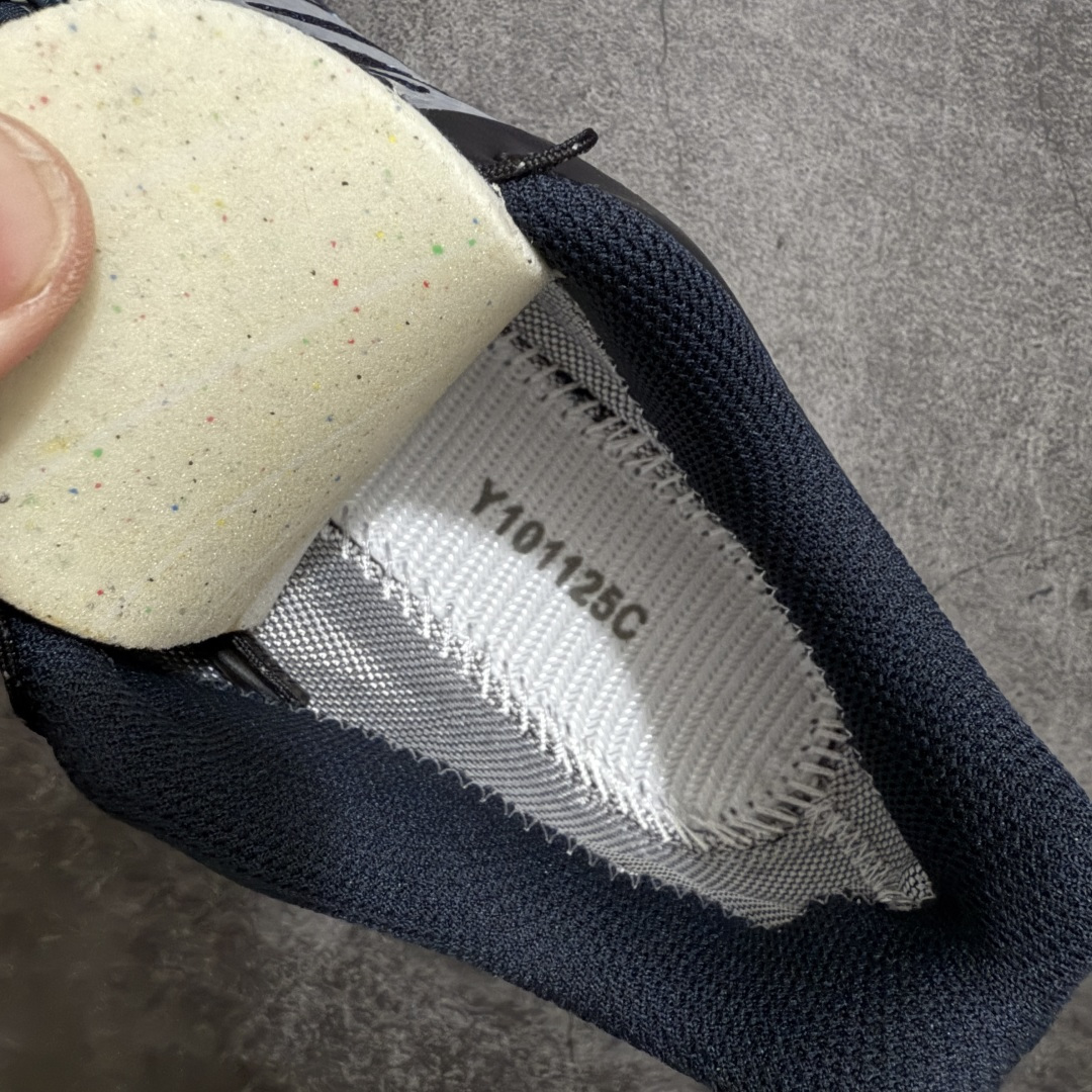 图片[8]-【纯原M版】ATMOS x Salomon XT-4 OG Advanced GTX萨洛蒙系列低帮城市越野机能透气休闲运动鞋 492733 鞋舌处附有迷你网眼袋收纳鞋绳以及下方的多色 Logo 标签 接着搭载奶油色 ACS 技术中底以及金色 TPU 塑料部件提升鞋款耐用性 中底与鞋面之间饰有海蓝色条状细节有效增添鞋款层次 最后应用黑色 Contragrip Chevron 外底完成鞋款设计 这次配色颇为高调 两款配色均以绚丽的渐变设计呈现 一款以粉紫渐变主打 另一款以黄绿渐变呈现 视觉效果相当吸睛 鞋面的使用玻璃纤维覆盖物加固 并通过细绳扣系带系统进行锁定 Salomon 的品牌logo 出现在脚后跟和前掌部位 中底虽然偏薄 但非常耐用 与模压塑料ACS 框架以及致密AC2 Muscle 鞋底单元结合 能够提供出色的支撑力和缓冲性 尺码：36 36.5 37 38 38.5 39 40 40.5 41 42 42.5 43 44 44.5 45-选品中心