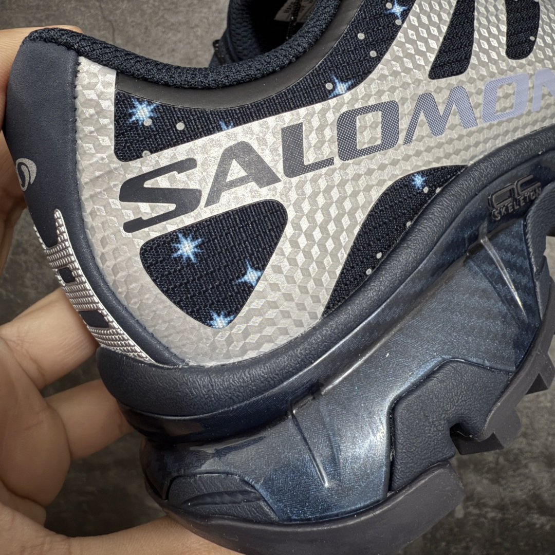 图片[3]-【纯原M版】ATMOS x Salomon XT-4 OG Advanced GTX萨洛蒙系列低帮城市越野机能透气休闲运动鞋 492733 鞋舌处附有迷你网眼袋收纳鞋绳以及下方的多色 Logo 标签 接着搭载奶油色 ACS 技术中底以及金色 TPU 塑料部件提升鞋款耐用性 中底与鞋面之间饰有海蓝色条状细节有效增添鞋款层次 最后应用黑色 Contragrip Chevron 外底完成鞋款设计 这次配色颇为高调 两款配色均以绚丽的渐变设计呈现 一款以粉紫渐变主打 另一款以黄绿渐变呈现 视觉效果相当吸睛 鞋面的使用玻璃纤维覆盖物加固 并通过细绳扣系带系统进行锁定 Salomon 的品牌logo 出现在脚后跟和前掌部位 中底虽然偏薄 但非常耐用 与模压塑料ACS 框架以及致密AC2 Muscle 鞋底单元结合 能够提供出色的支撑力和缓冲性 尺码：36 36.5 37 38 38.5 39 40 40.5 41 42 42.5 43 44 44.5 45-选品中心