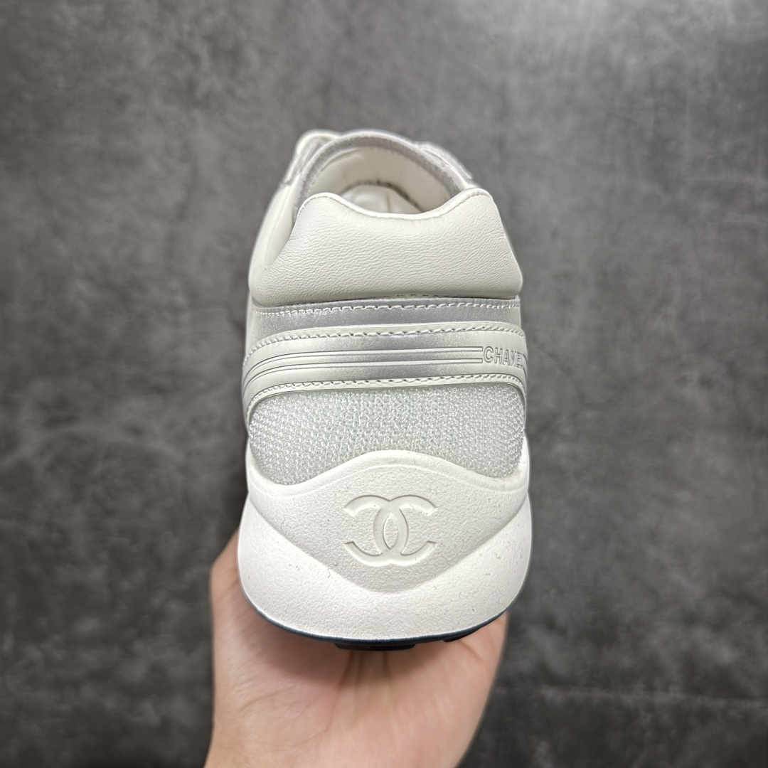图片[4]-【佛山超A版】CHANEL香奈儿 26C 小牛皮 圆头系带 低帮 生活休闲鞋 男女款 白色 香奈儿品牌，秉承创始人嘉柏丽尔•香奈儿女士划时代的创新理念与前瞻创意，成为现代女性美学的风向标。无论时尚精品、香水与美容品、腕表与高级珠宝，都致力于为女性塑造自由、优雅、与众不同的风格。 尺码：35 36 37 38 39 40 41 42 43 44 45-选品中心