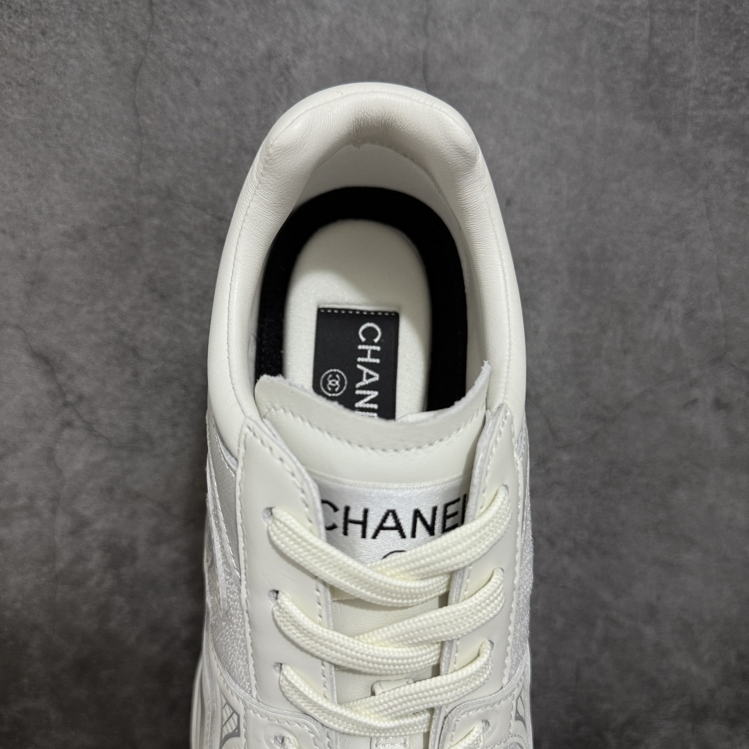 图片[8]-【佛山超A版】CHANEL香奈儿 26C 小牛皮 圆头系带 低帮 生活休闲鞋 男女款 白色 香奈儿品牌，秉承创始人嘉柏丽尔•香奈儿女士划时代的创新理念与前瞻创意，成为现代女性美学的风向标。无论时尚精品、香水与美容品、腕表与高级珠宝，都致力于为女性塑造自由、优雅、与众不同的风格。 尺码：35 36 37 38 39 40 41 42 43 44 45-选品中心
