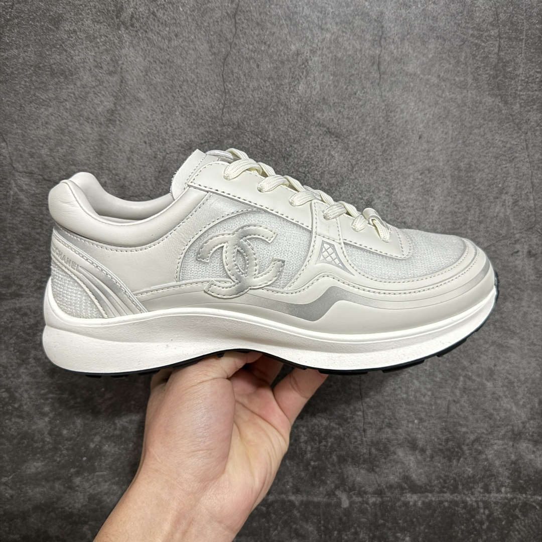 【佛山超A版】CHANEL香奈儿 26C 小牛皮 圆头系带 低帮 生活休闲鞋 男女款 白色 香奈儿品牌，秉承创始人嘉柏丽尔•香奈儿女士划时代的创新理念与前瞻创意，成为现代女性美学的风向标。无论时尚精品、香水与美容品、腕表与高级珠宝，都致力于为女性塑造自由、优雅、与众不同的风格。 尺码：35 36 37 38 39 40 41 42 43 44 45-选品中心