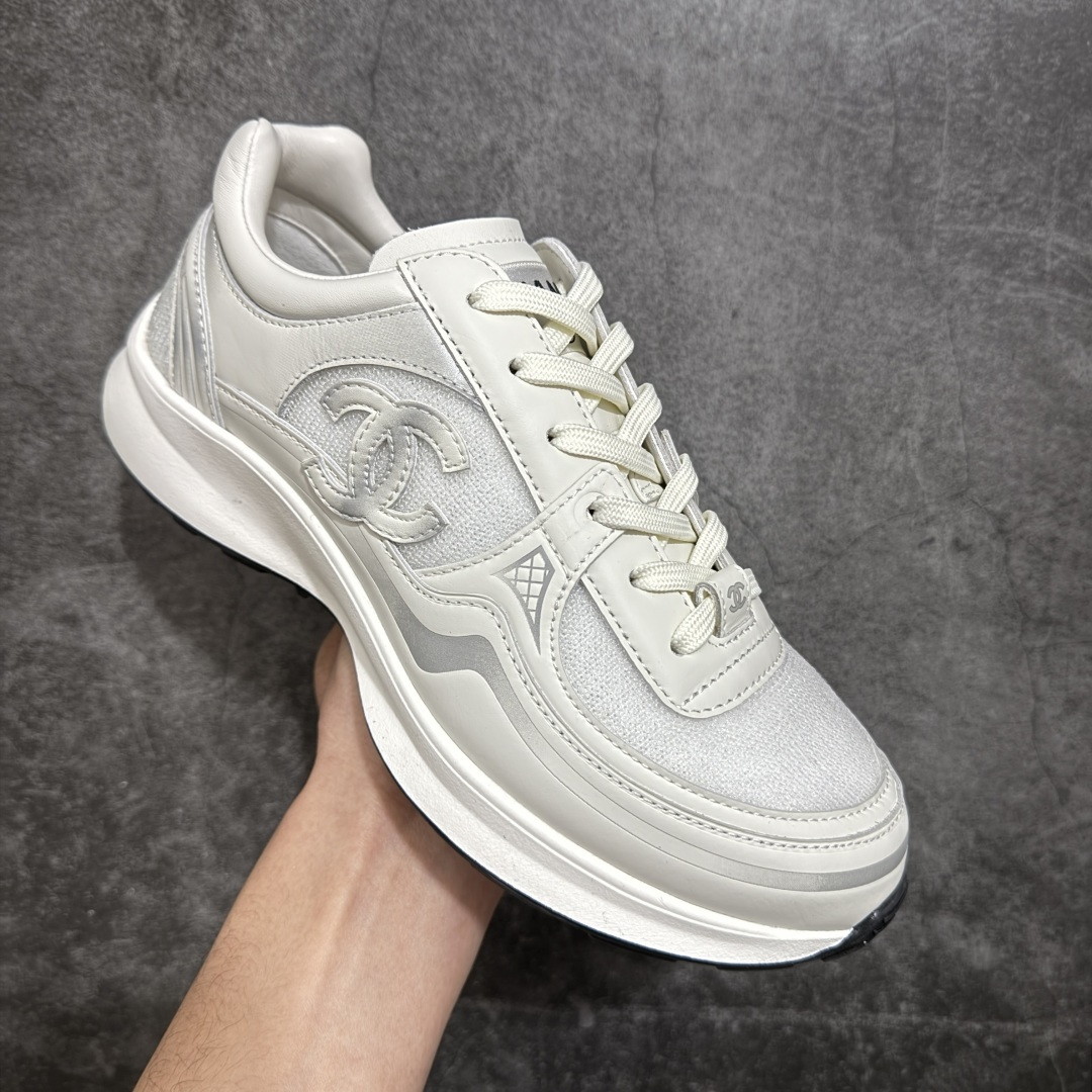 图片[3]-【佛山超A版】CHANEL香奈儿 26C 小牛皮 圆头系带 低帮 生活休闲鞋 男女款 白色 香奈儿品牌，秉承创始人嘉柏丽尔•香奈儿女士划时代的创新理念与前瞻创意，成为现代女性美学的风向标。无论时尚精品、香水与美容品、腕表与高级珠宝，都致力于为女性塑造自由、优雅、与众不同的风格。 尺码：35 36 37 38 39 40 41 42 43 44 45-选品中心