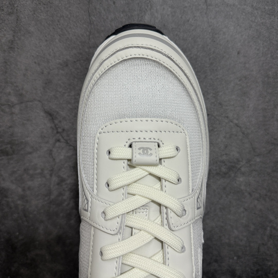 图片[5]-【佛山超A版】CHANEL香奈儿 26C 小牛皮 圆头系带 低帮 生活休闲鞋 男女款 白色 香奈儿品牌，秉承创始人嘉柏丽尔•香奈儿女士划时代的创新理念与前瞻创意，成为现代女性美学的风向标。无论时尚精品、香水与美容品、腕表与高级珠宝，都致力于为女性塑造自由、优雅、与众不同的风格。 尺码：35 36 37 38 39 40 41 42 43 44 45-选品中心