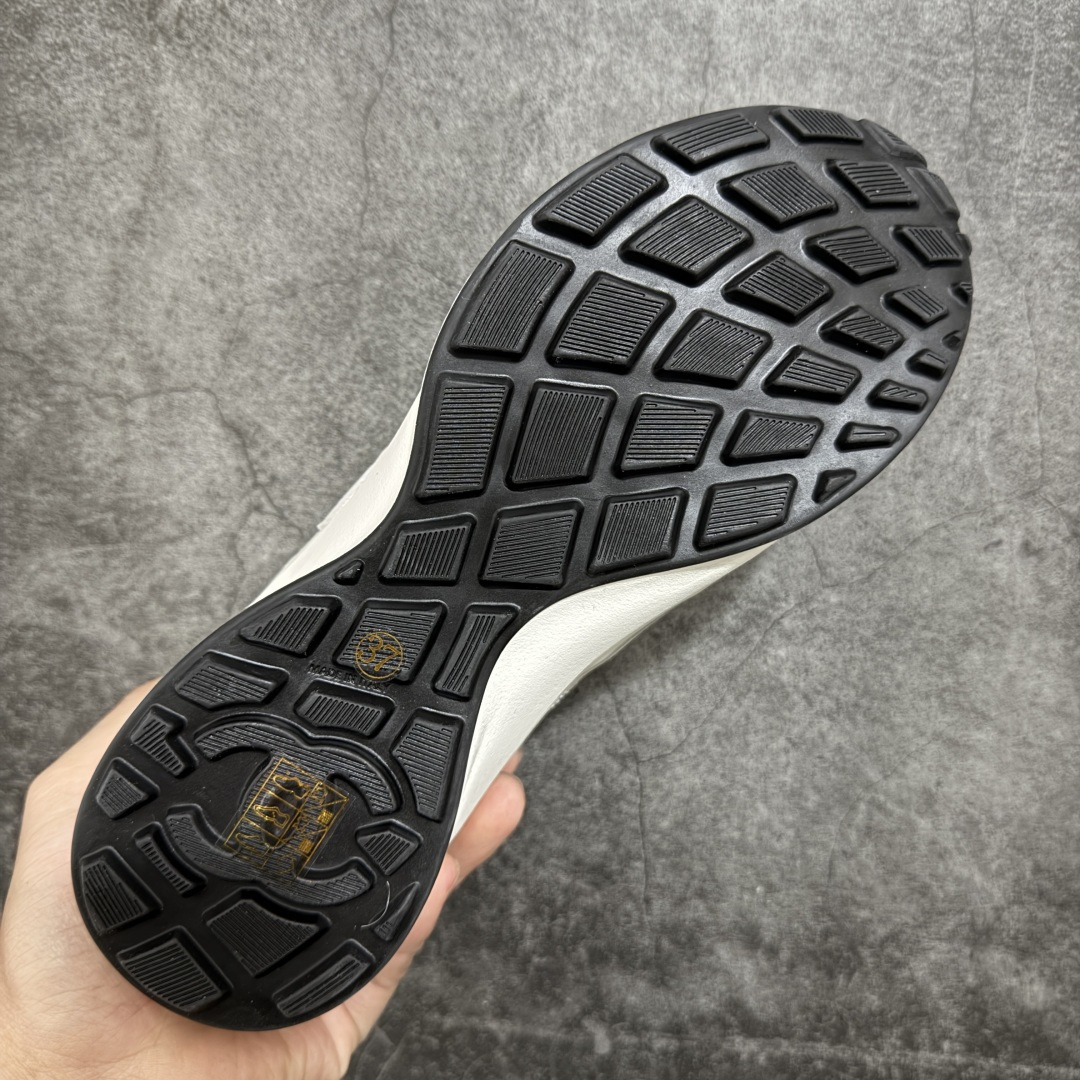 图片[9]-【佛山超A版】CHANEL香奈儿 26C 小牛皮 圆头系带 低帮 生活休闲鞋 男女款 白色 香奈儿品牌，秉承创始人嘉柏丽尔•香奈儿女士划时代的创新理念与前瞻创意，成为现代女性美学的风向标。无论时尚精品、香水与美容品、腕表与高级珠宝，都致力于为女性塑造自由、优雅、与众不同的风格。 尺码：35 36 37 38 39 40 41 42 43 44 45-选品中心